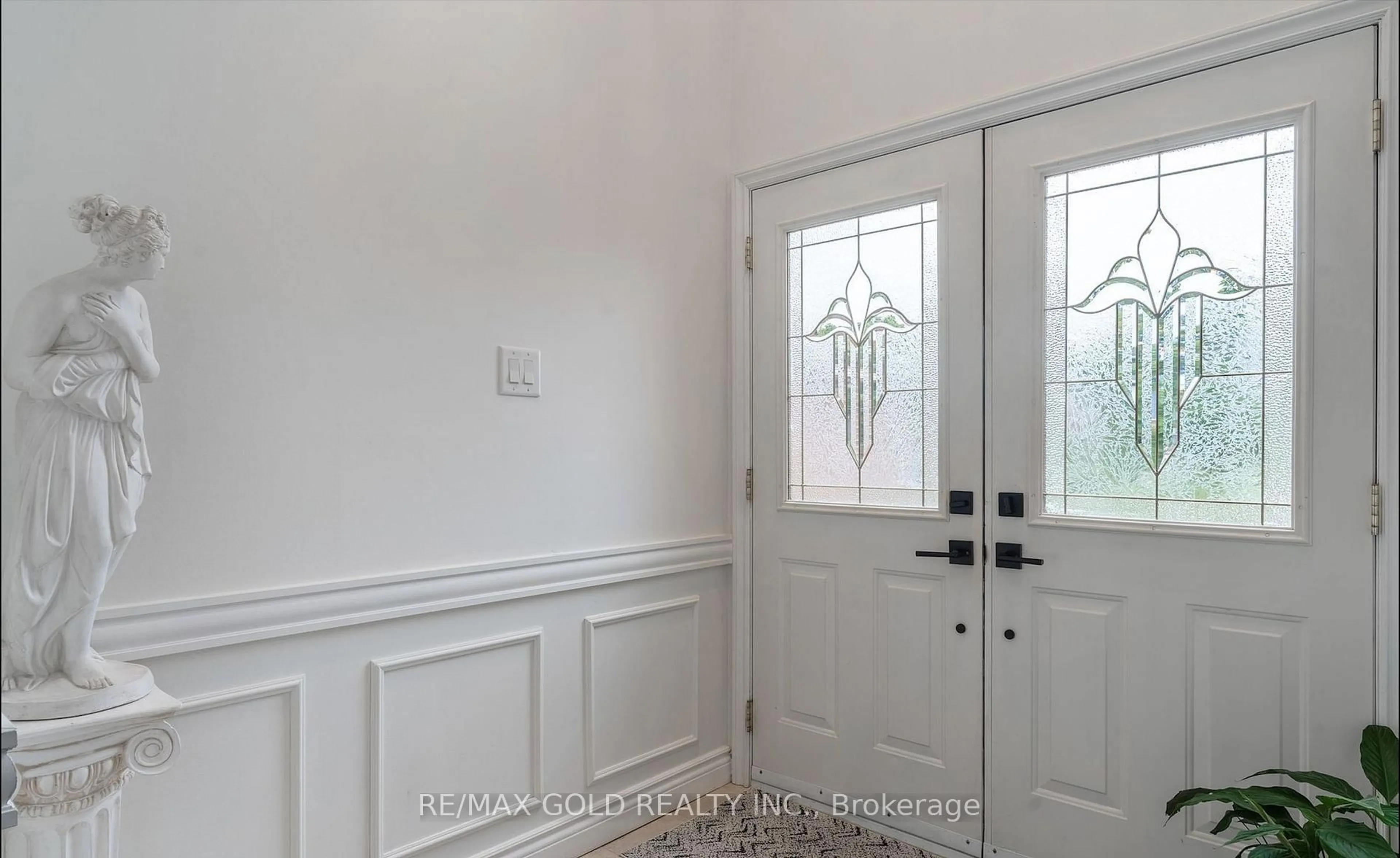 Indoor entryway for 14 Shadywood Rd, Brampton Ontario L6Z 4M6