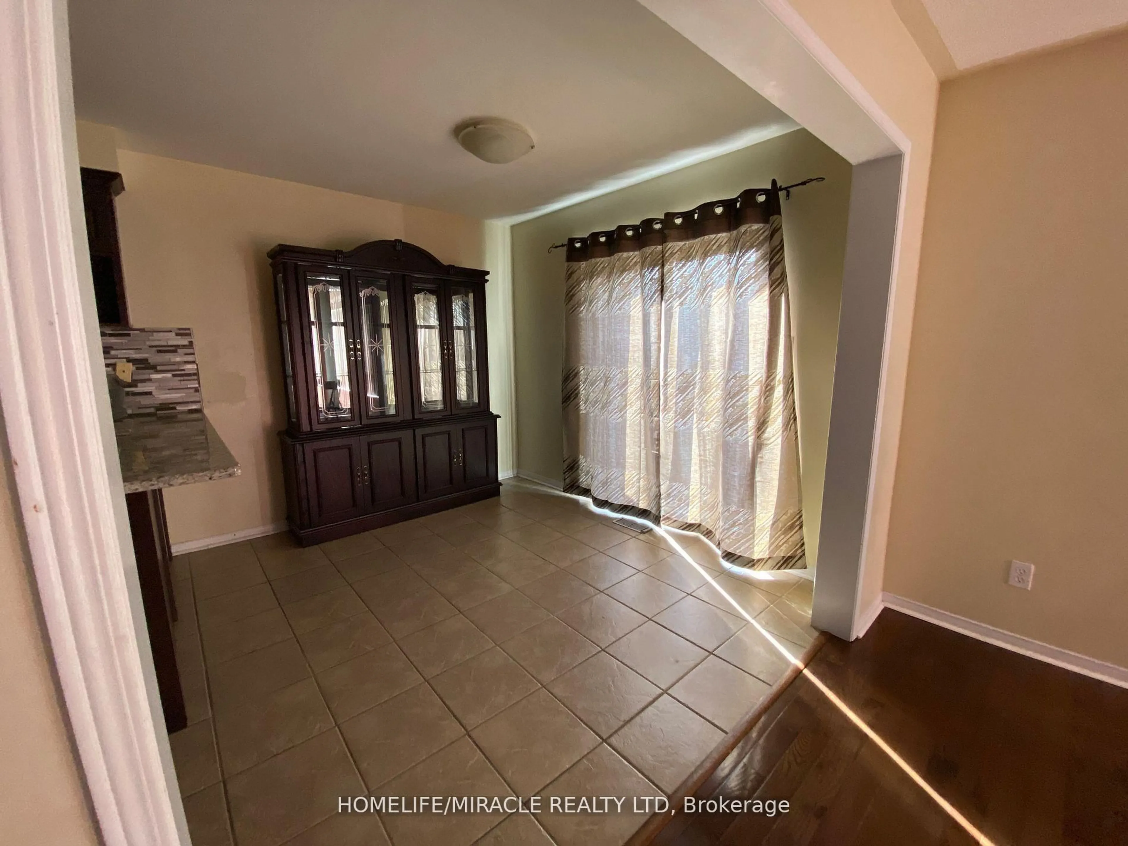 Indoor entryway for 7419 Magistrate Terr, Brampton Ontario L5W 1K9