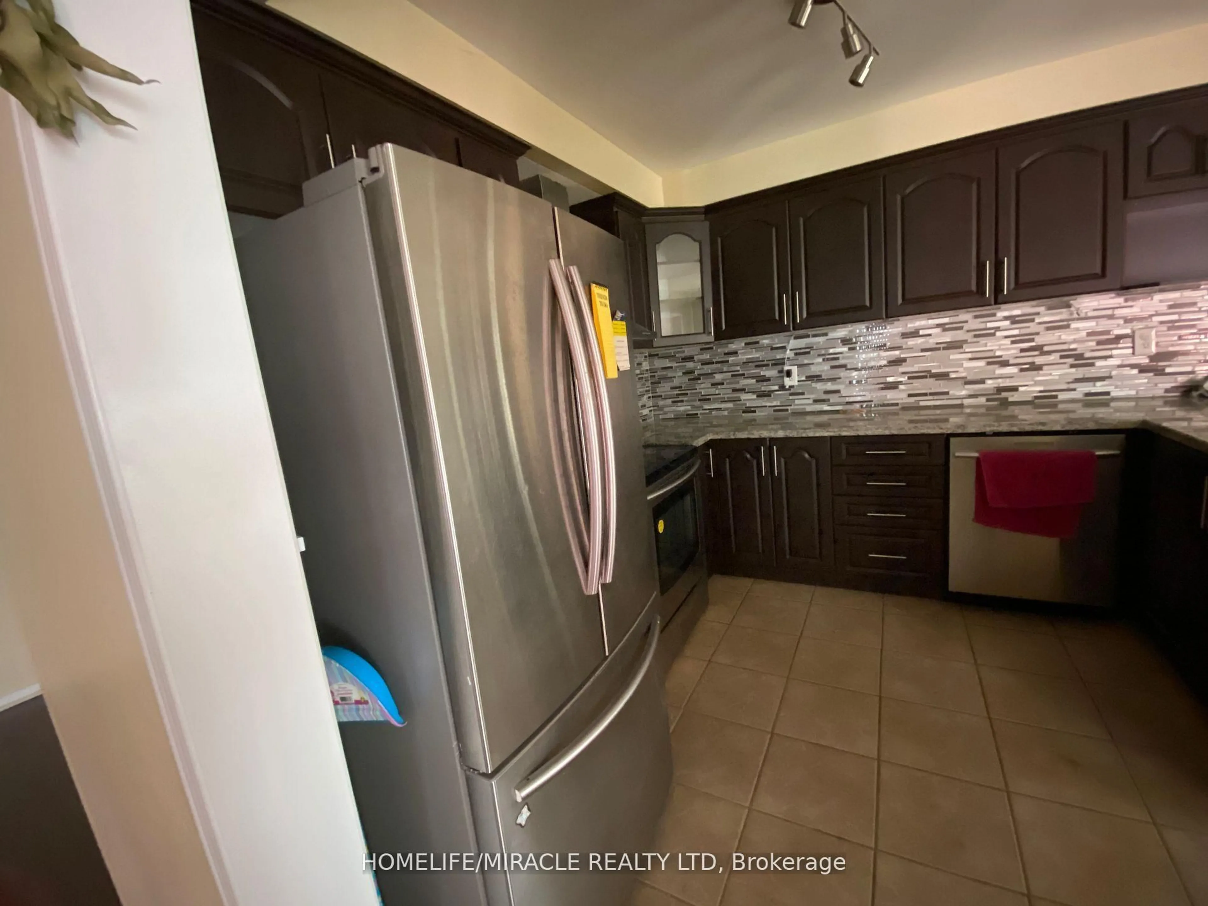 Standard kitchen, unknown for 7419 Magistrate Terr, Brampton Ontario L5W 1K9