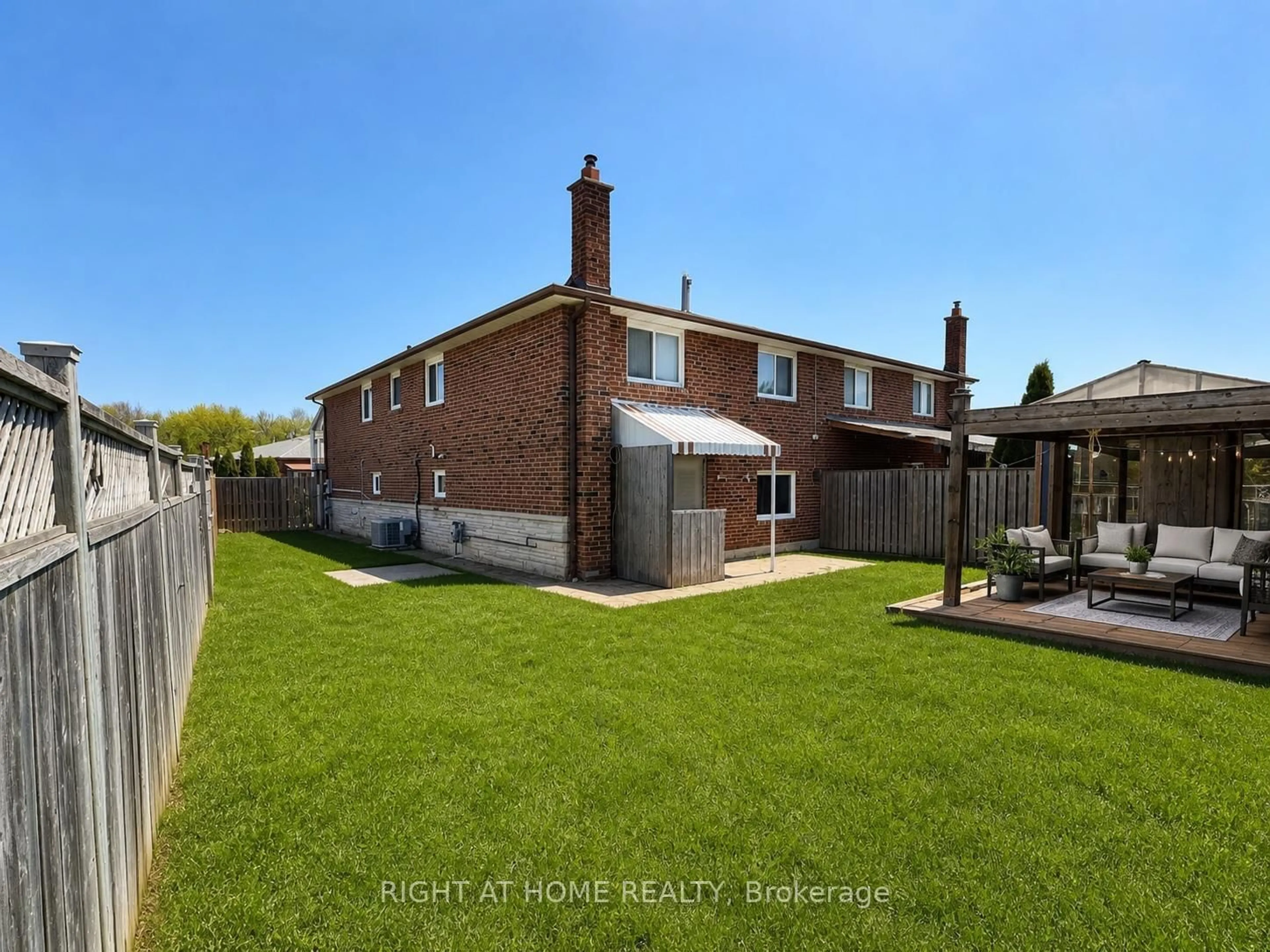 A pic from outside/outdoor area/front of a property/back of a property/a pic from drone, street for 18 Clubhouse Crt, Toronto Ontario M3L 2K5