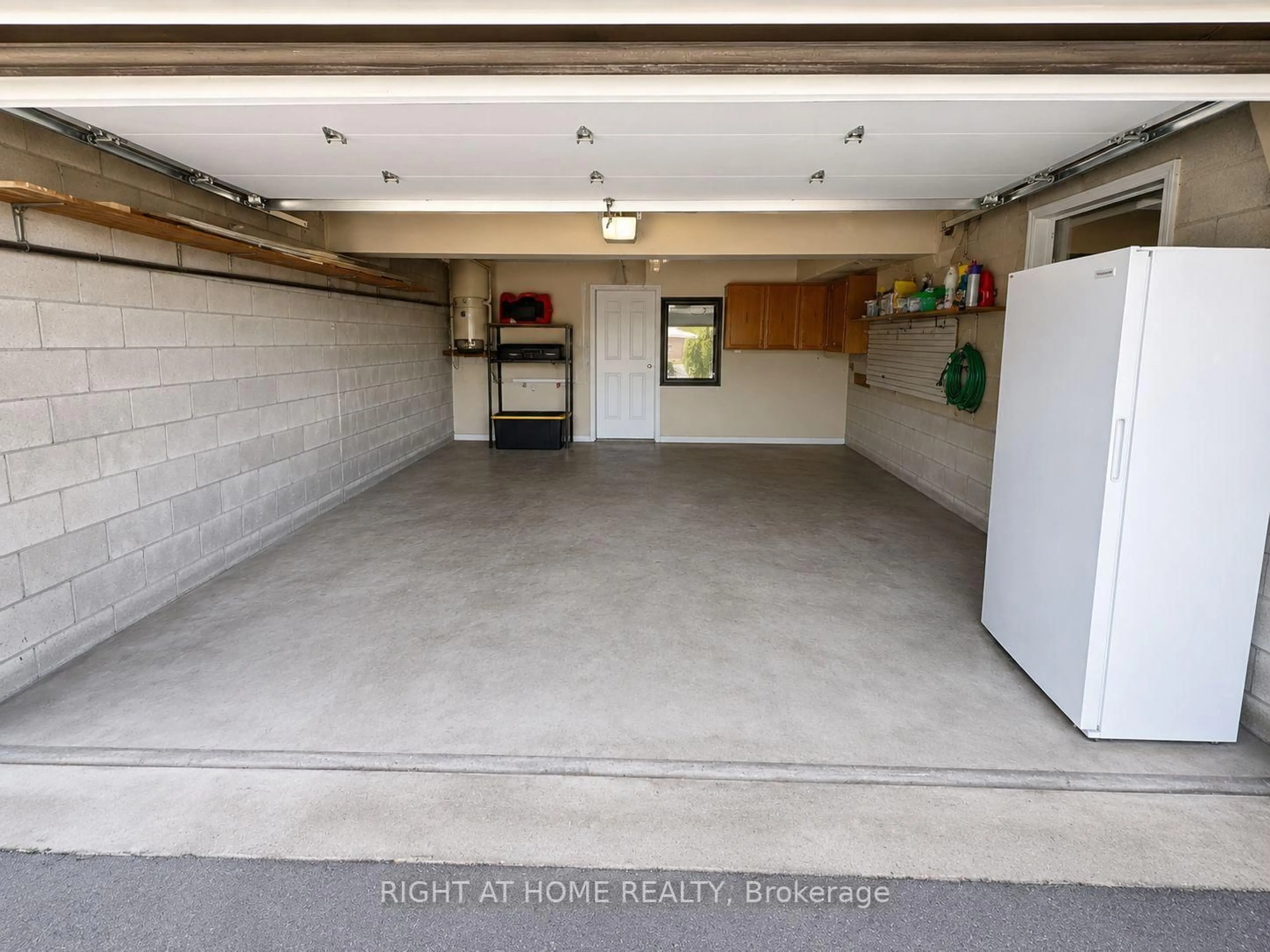 Indoor garage for 18 Clubhouse Crt, Toronto Ontario M3L 2K5