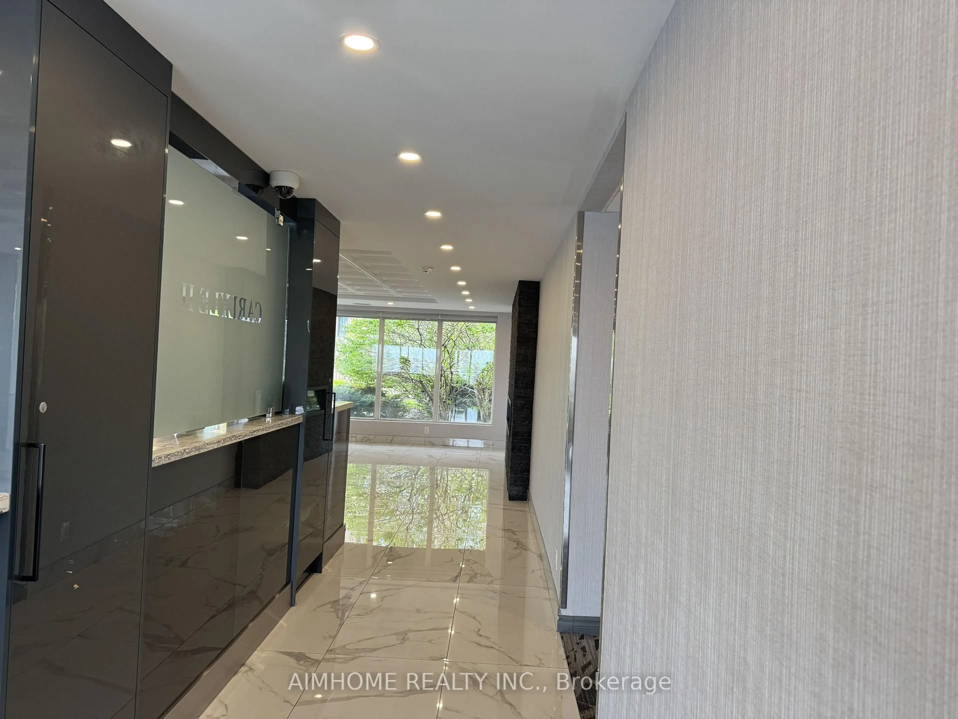 Indoor foyer for 115 Hillcrest Ave #1504, Mississauga Ontario L5B 3Y9
