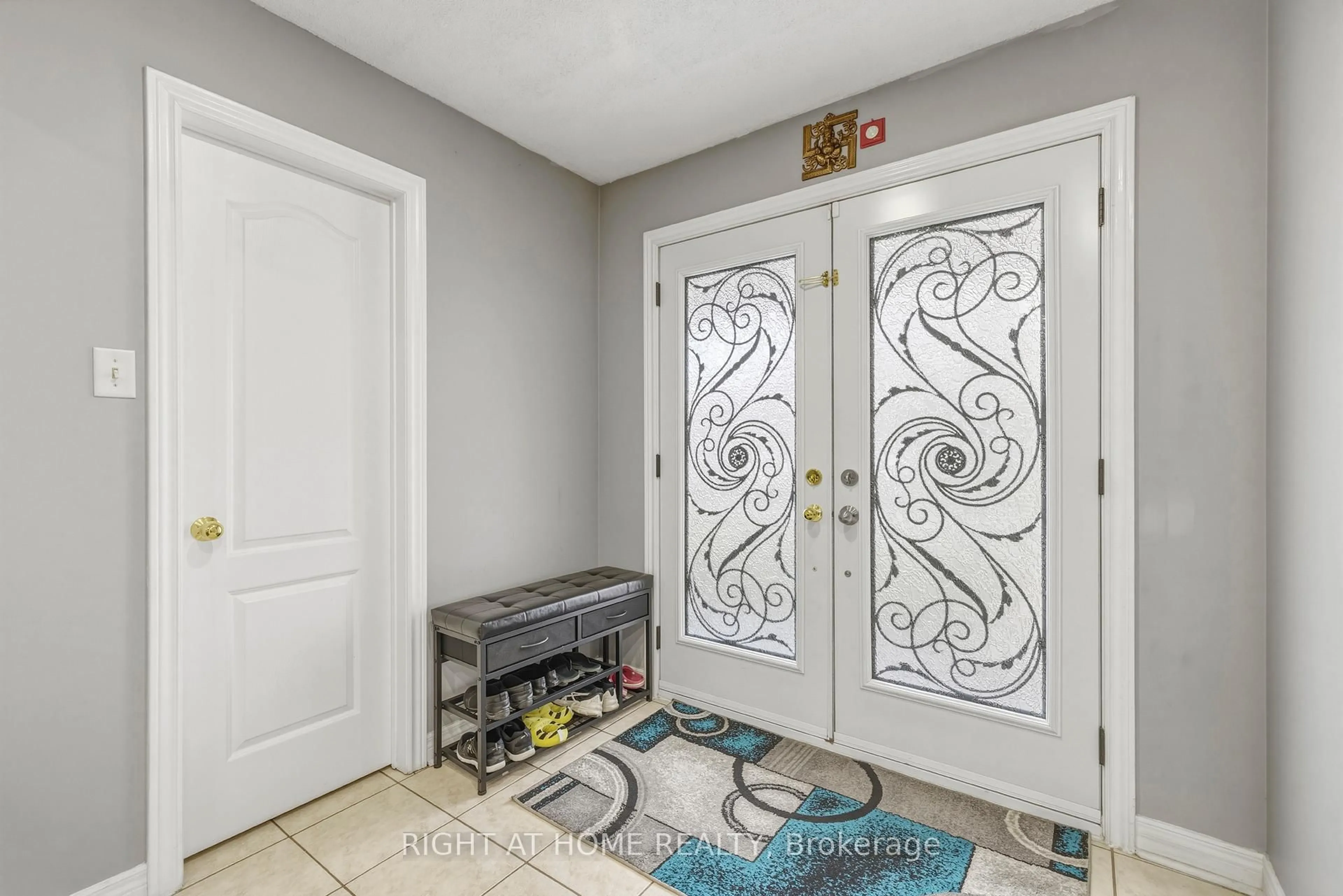 Indoor entryway for 8 Fletchers Creek Blvd, Brampton Ontario L6X 4R6