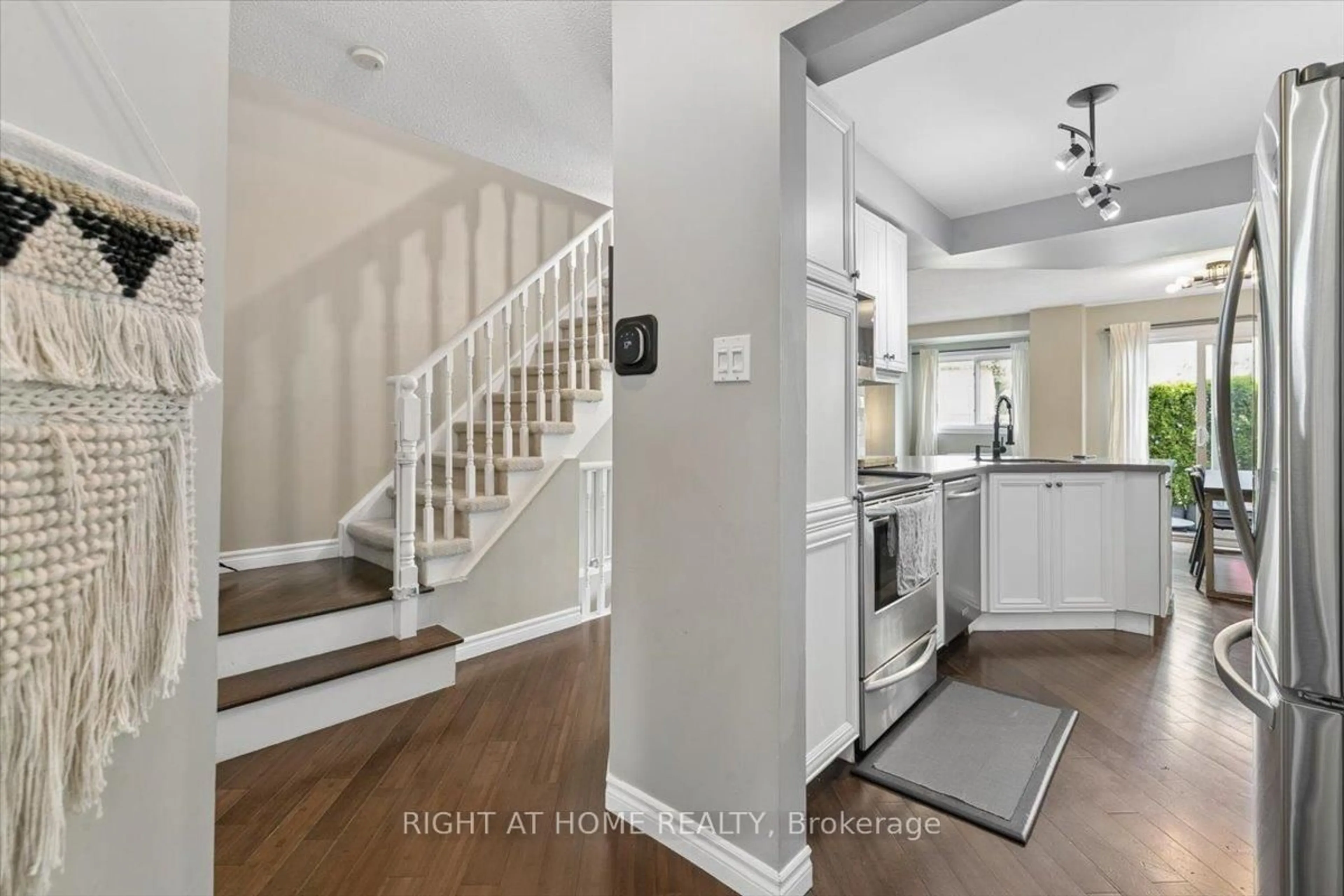 Indoor entryway for 2960 Headon Forest Dr #22, Burlington Ontario L7M 4G5