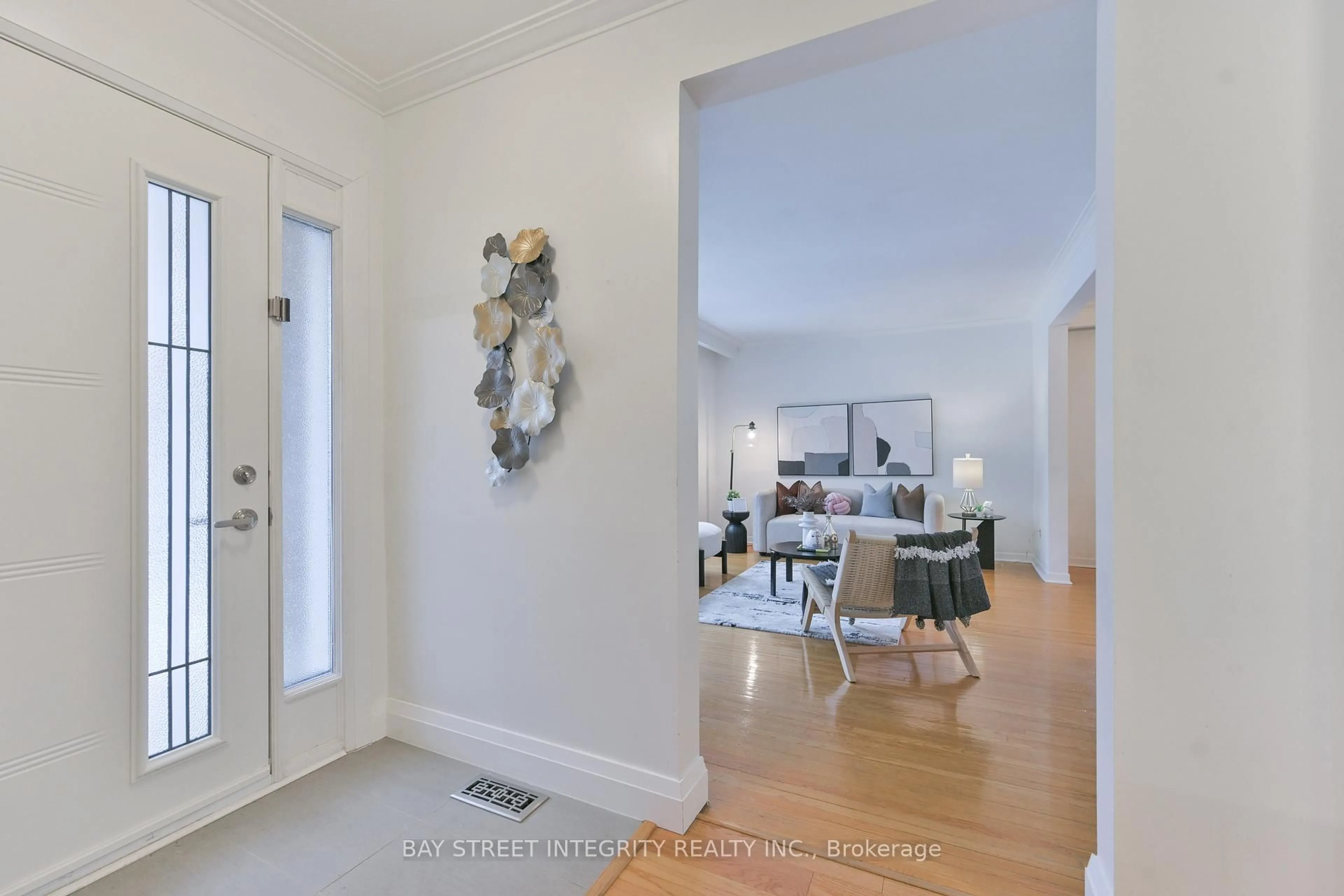 Indoor entryway for 391 Maple Ave, Oakville Ontario L6J 2J1