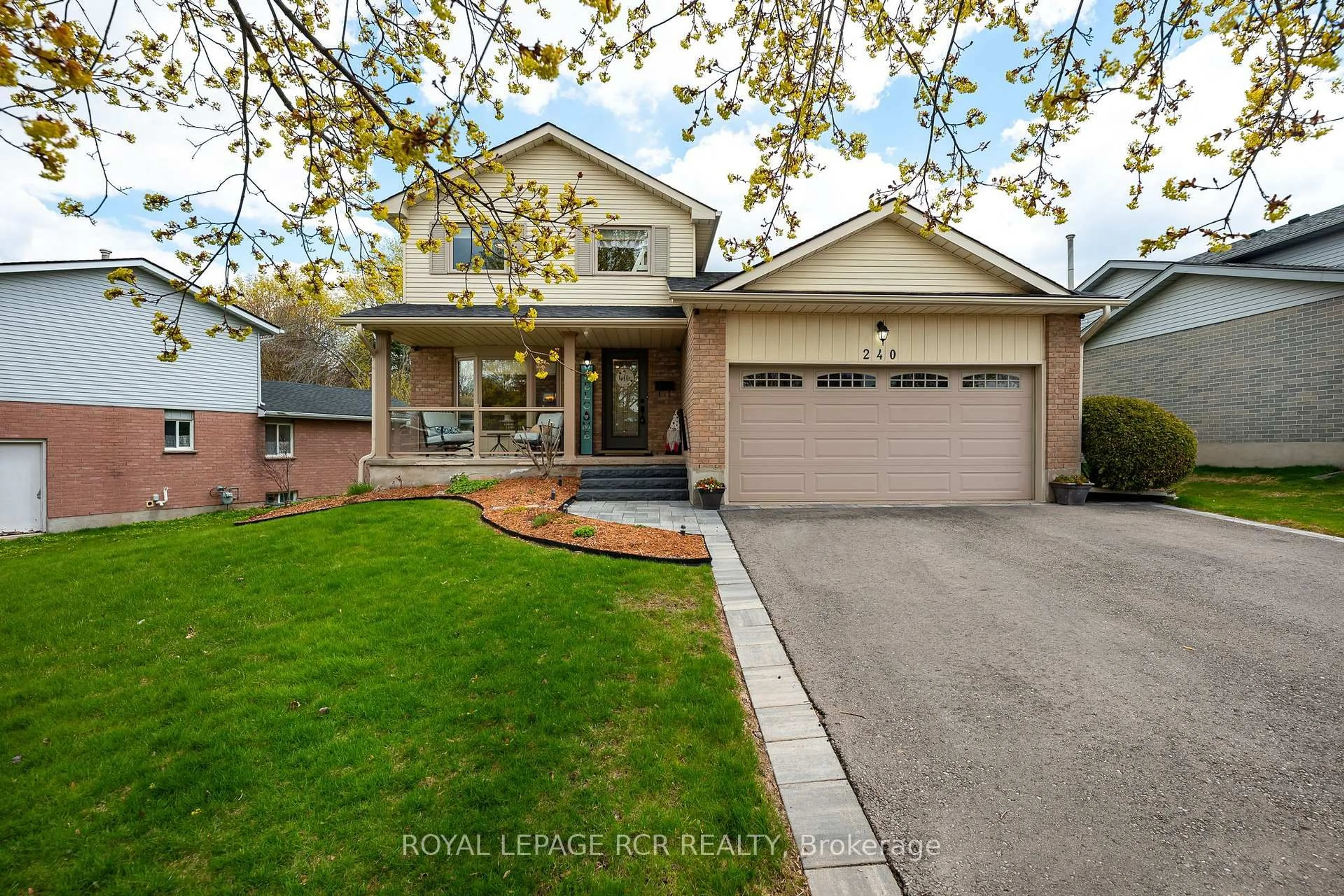Home with brick exterior material, street for 240 Oakwood Cres, Orangeville Ontario L9W 4M9