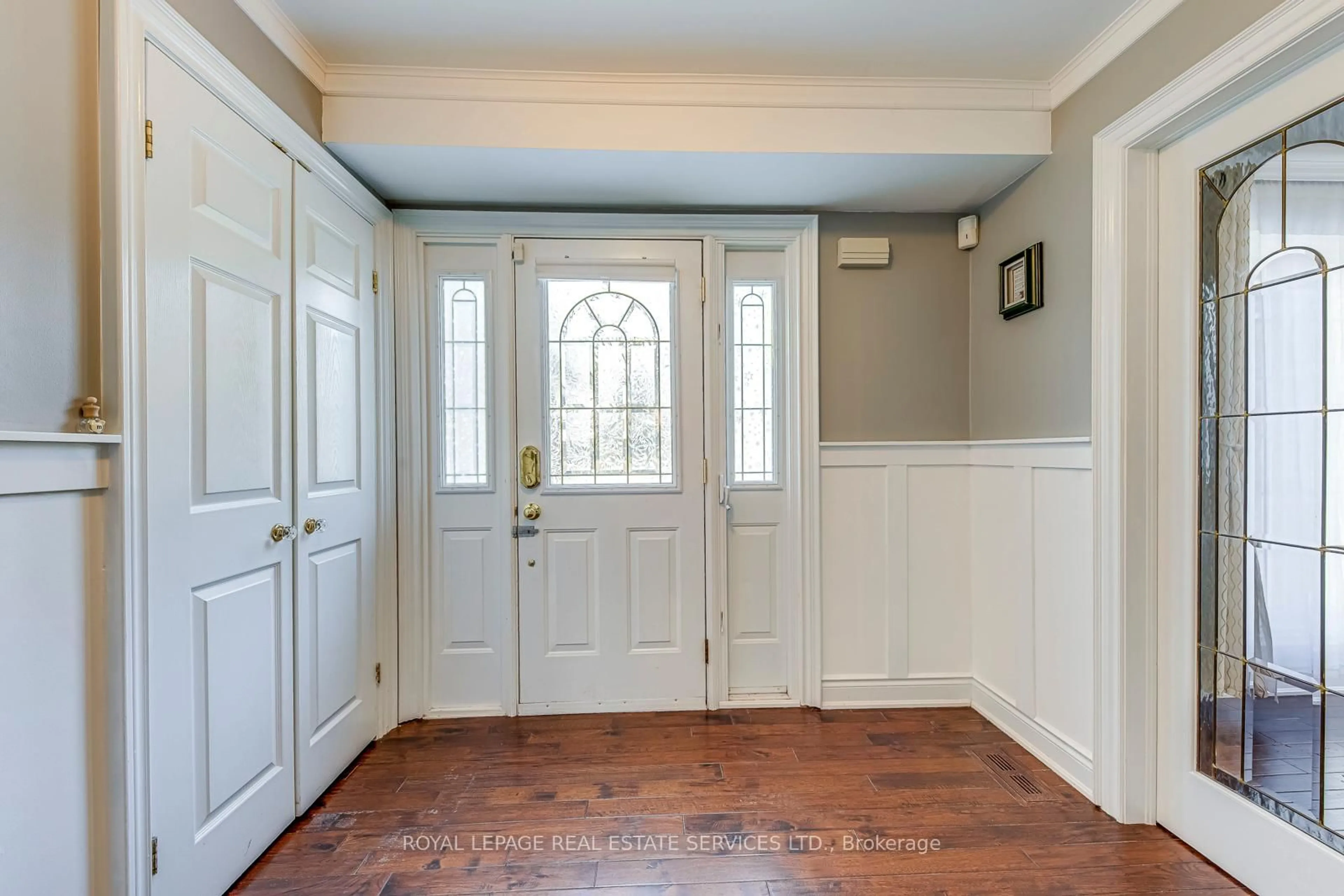 Indoor entryway for 1462 Grand Blvd, Oakville Ontario L6H 3E6