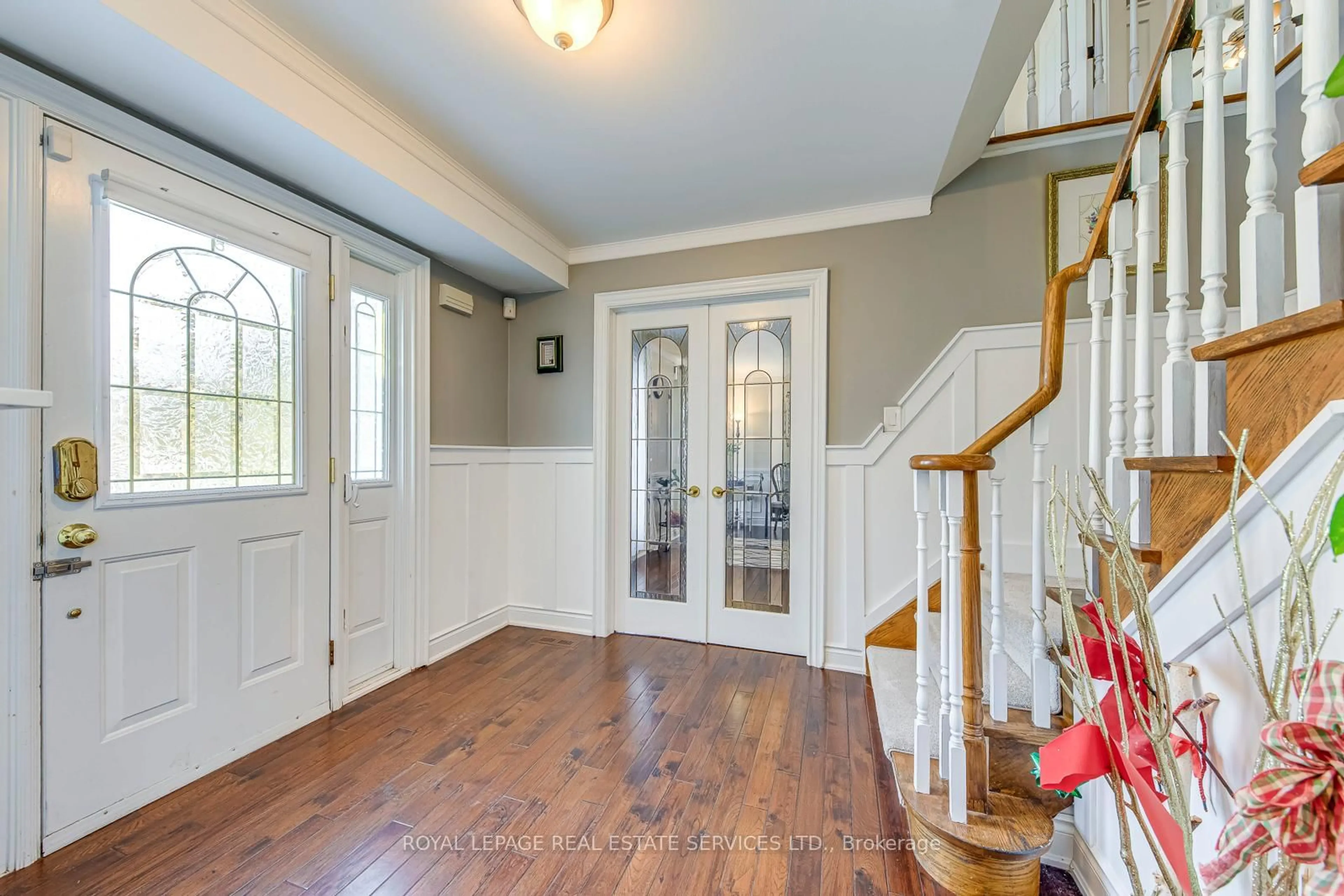 Indoor entryway for 1462 Grand Blvd, Oakville Ontario L6H 3E6