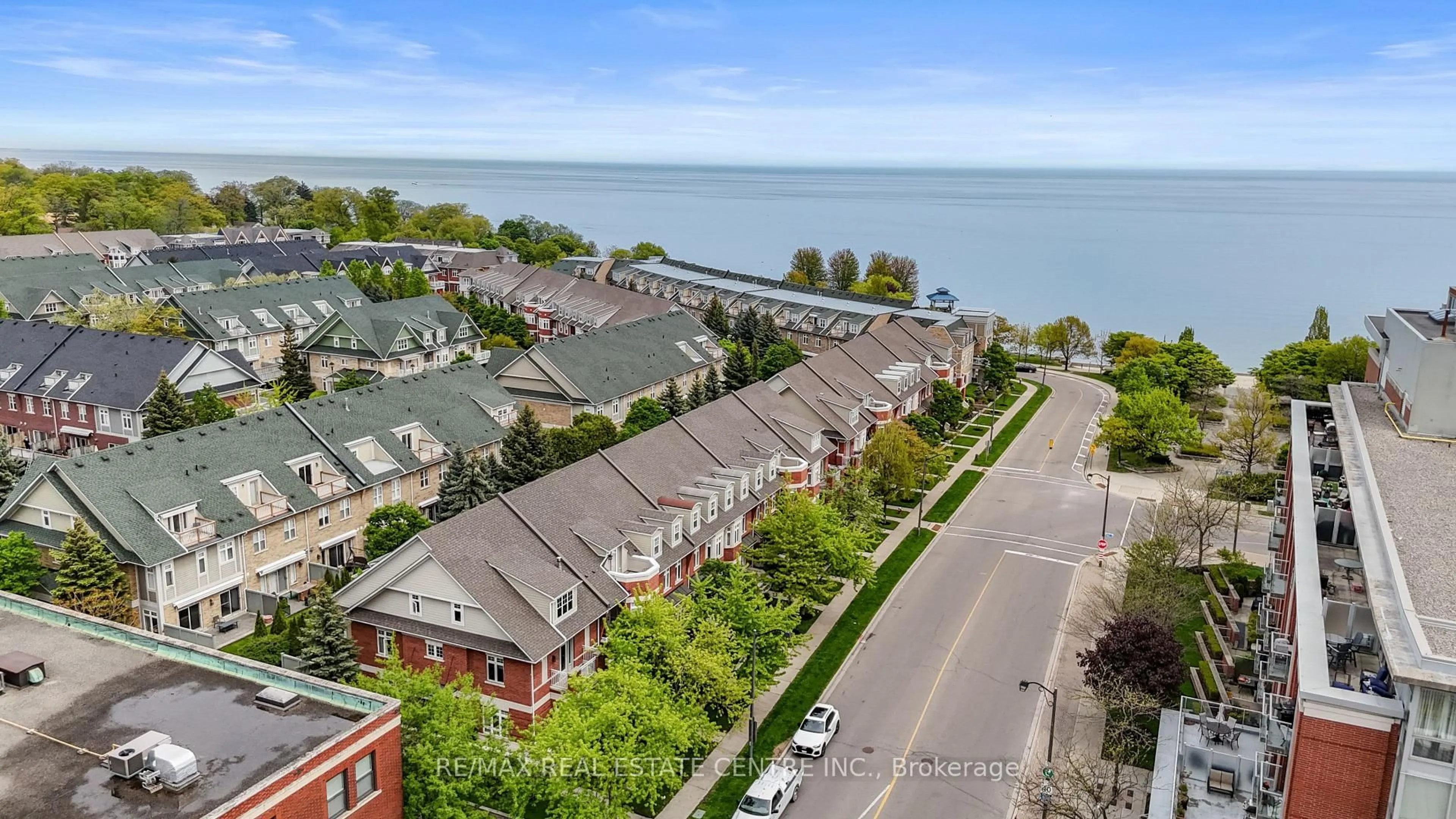 A pic from outside/outdoor area/front of a property/back of a property/a pic from drone, water/lake/river/ocean view for 12 St. Lawrence Dr, Mississauga Ontario L5G 4V1