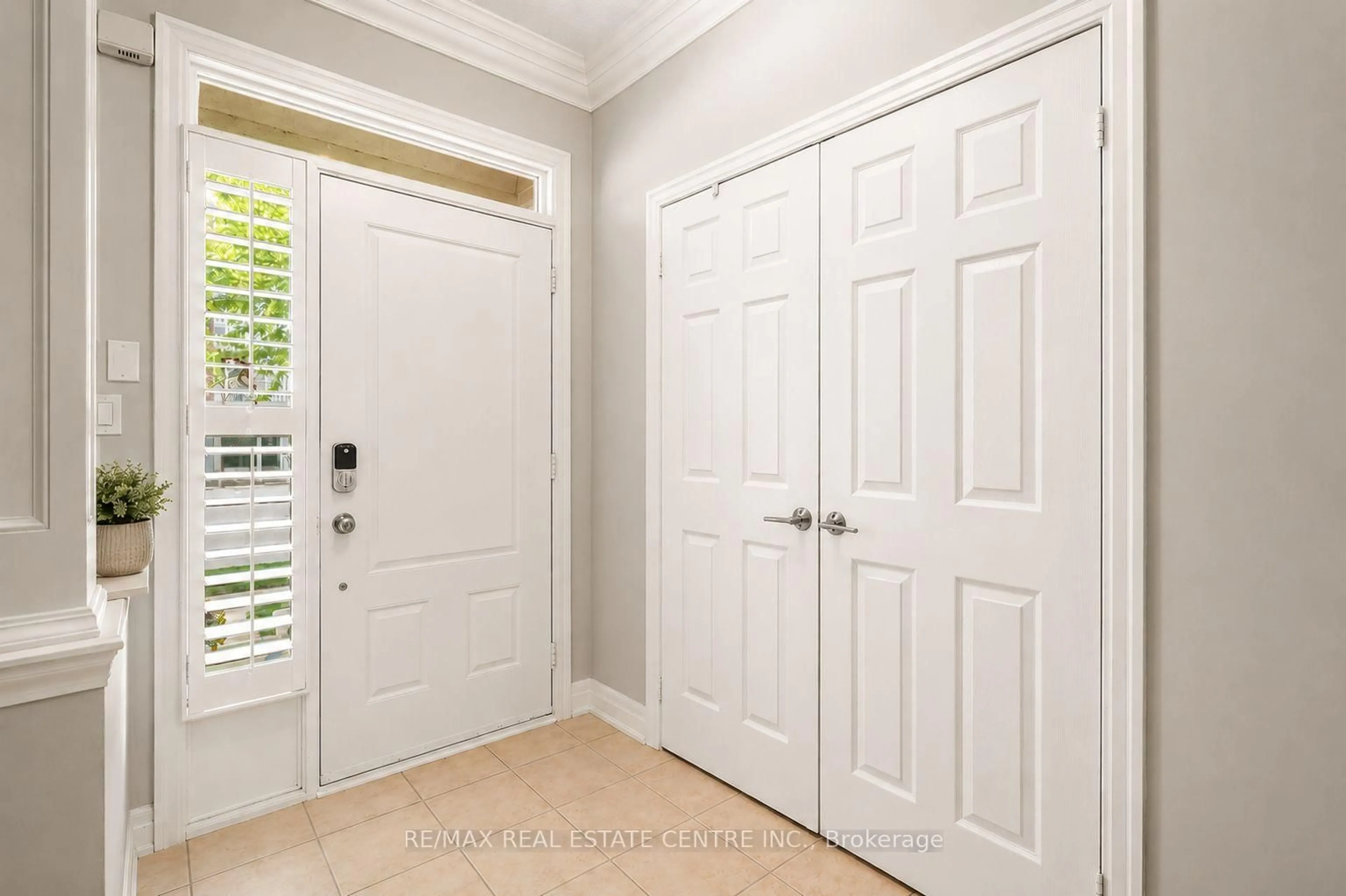Indoor entryway for 12 St. Lawrence Dr, Mississauga Ontario L5G 4V1