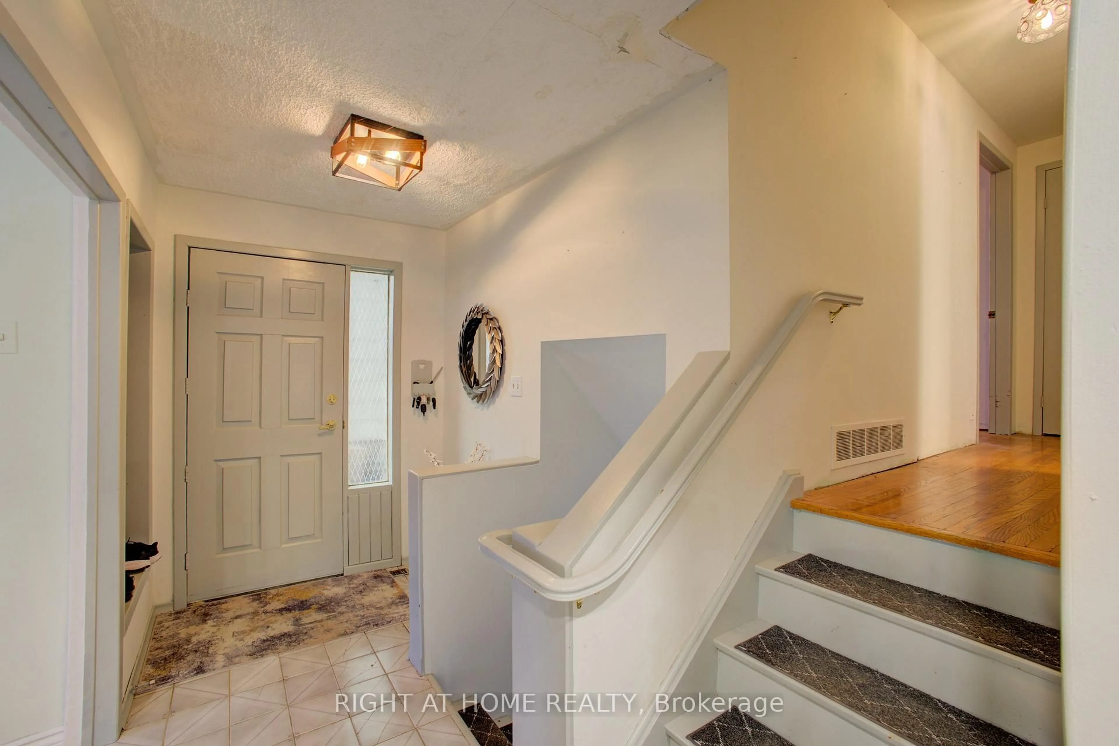 Indoor foyer for 30 Parkview Dr, Orangeville Ontario L9W 1T3
