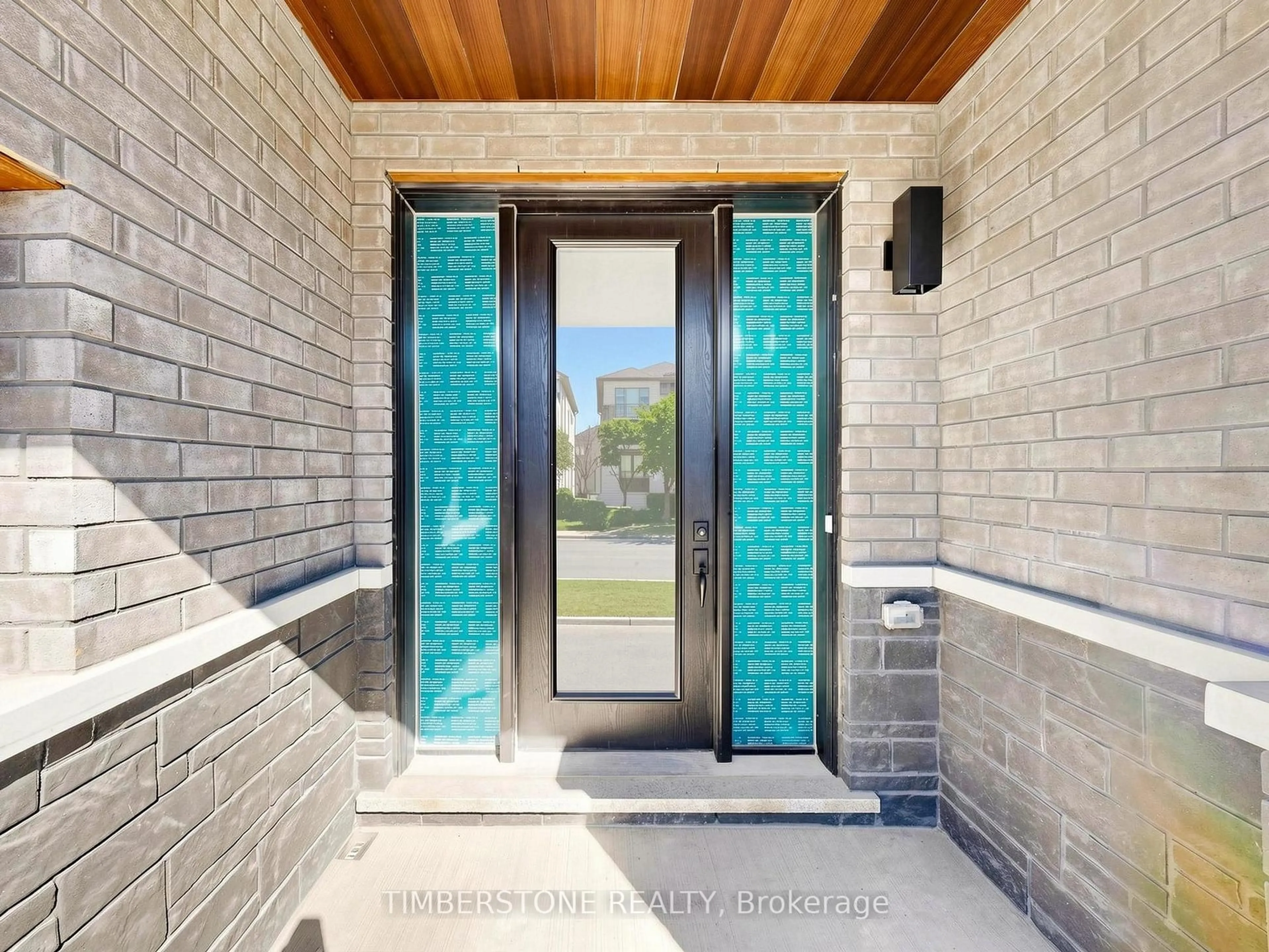 Indoor entryway for 51 Freedom Oaks Tr, Brampton Ontario L6P 4R8