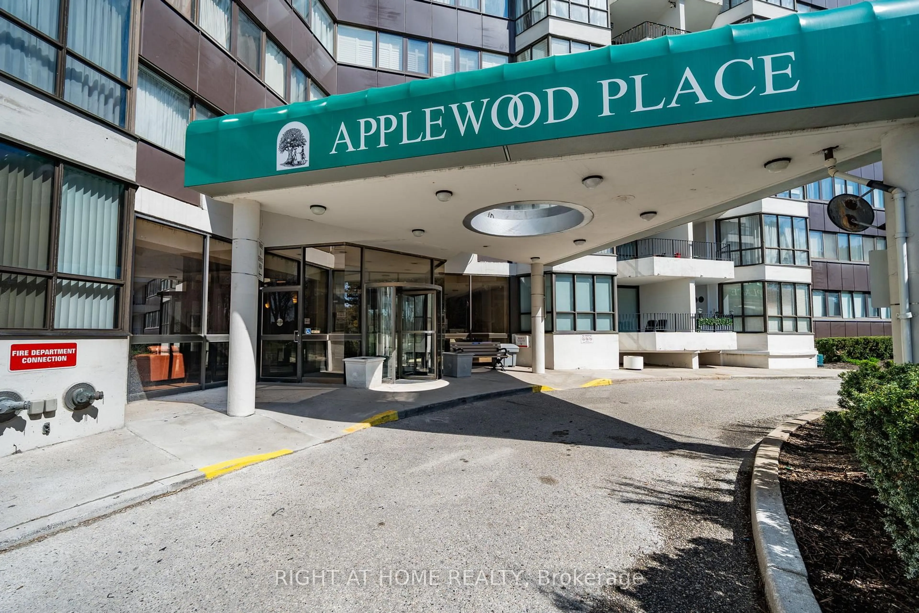 Indoor foyer for 1333 Bloor St #1107, Mississauga Ontario L4Y 3T6