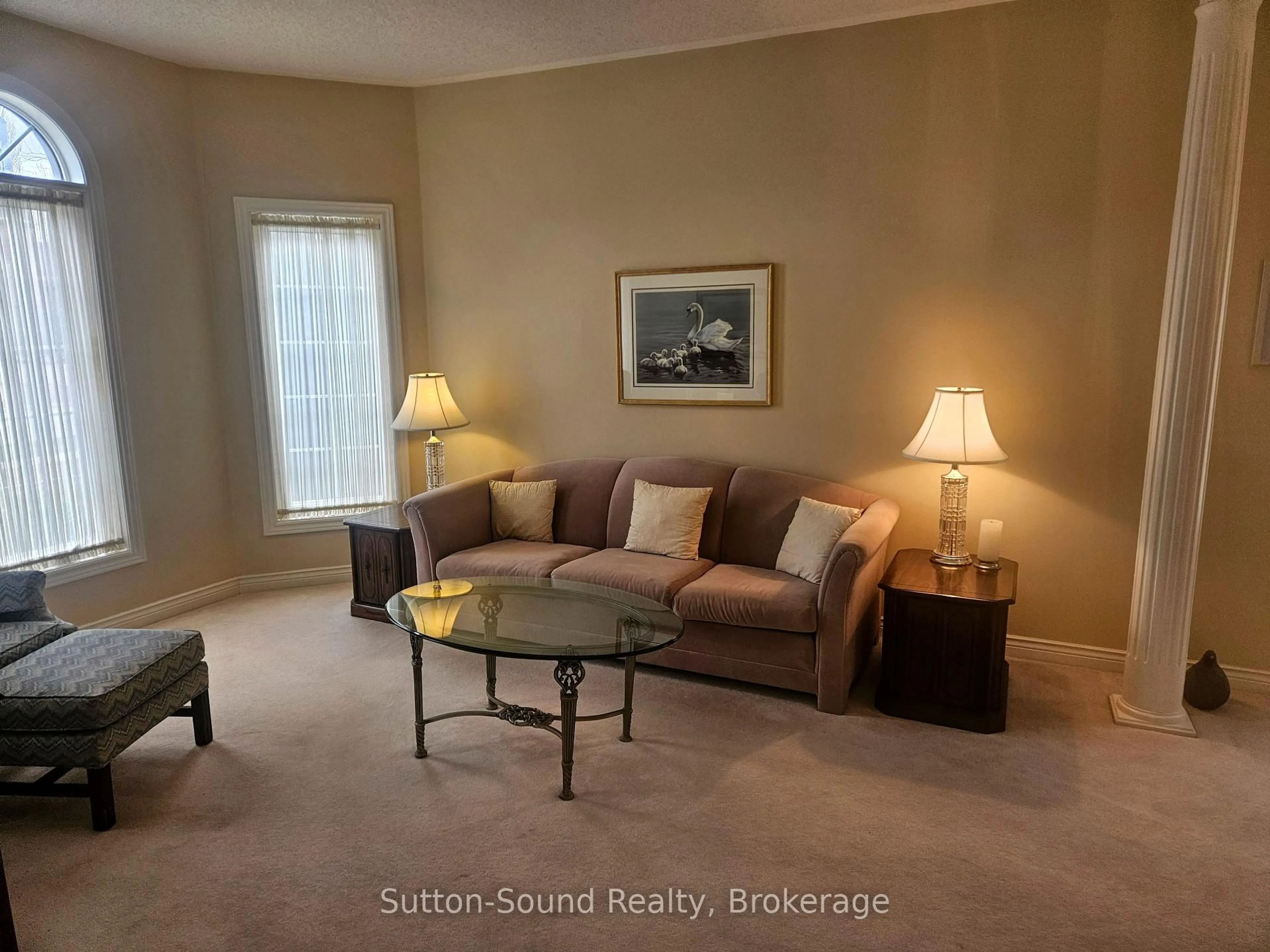 Living room with furniture, carpet floor for 8 Kirkwood Cres, Caledon Ontario L7C 1C1