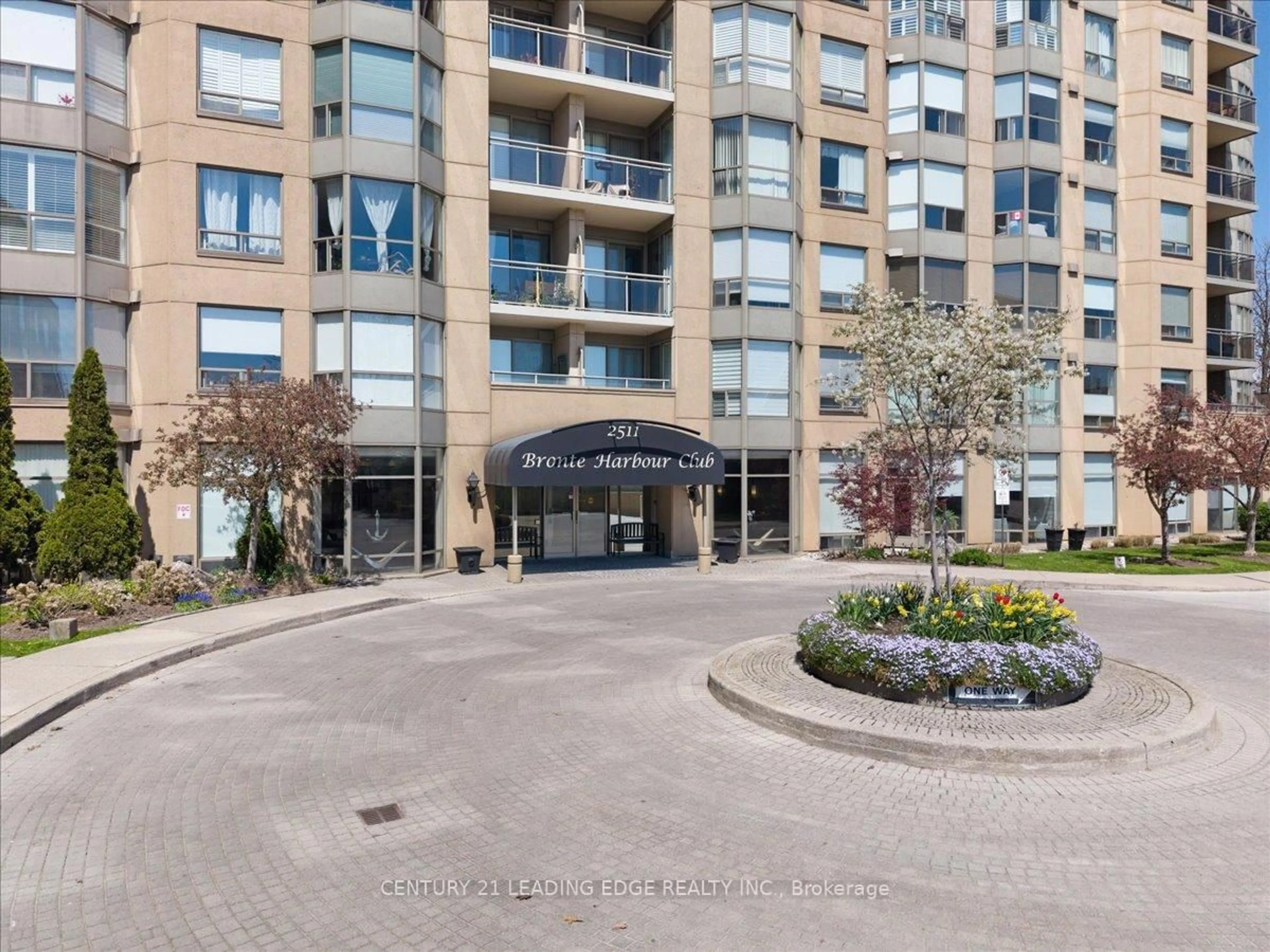 Indoor foyer for 2511 Lakeshore Rd #719, Oakville Ontario L6L 6L9