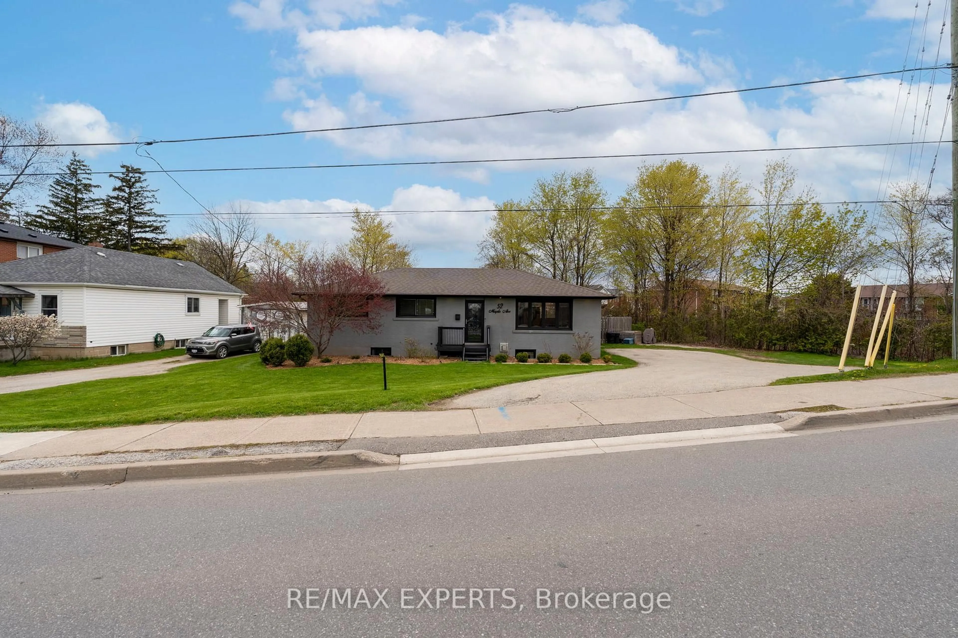 A pic from outside/outdoor area/front of a property/back of a property/a pic from drone, street for 52 Maple Ave, Halton Hills Ontario L7G 1X7