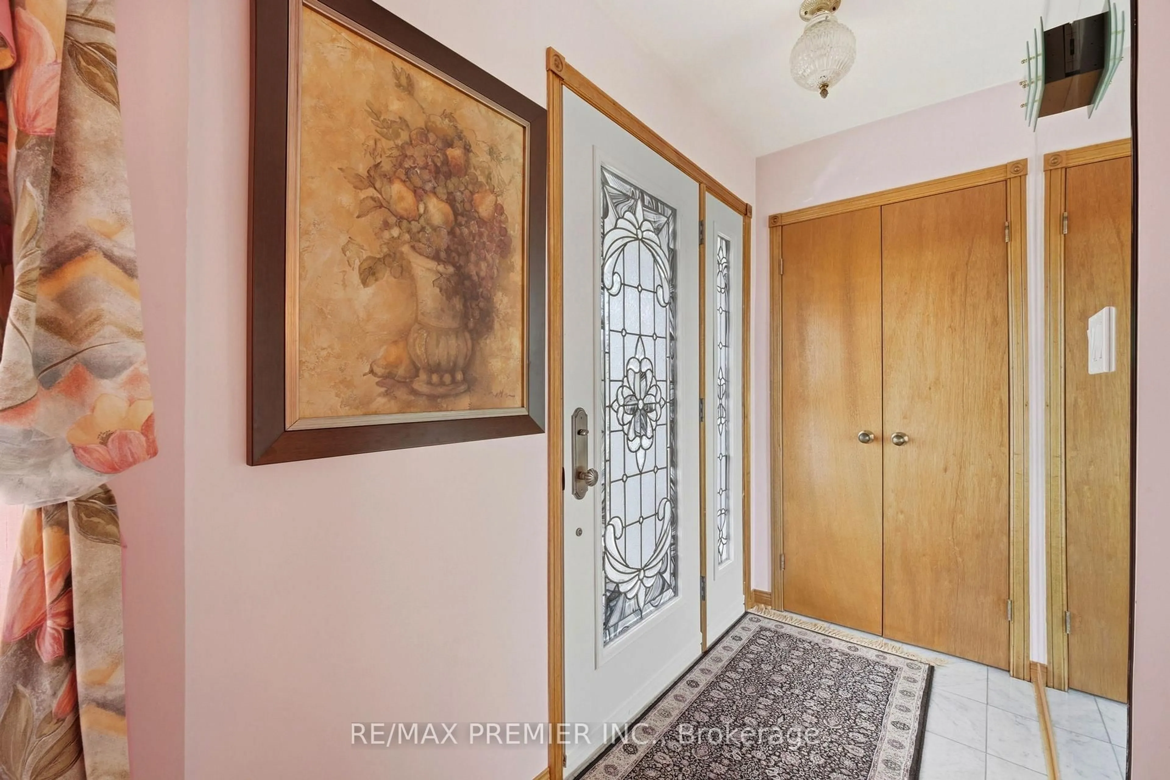 Indoor entryway for 40 Donofree Rd, Toronto Ontario M6L 2P5
