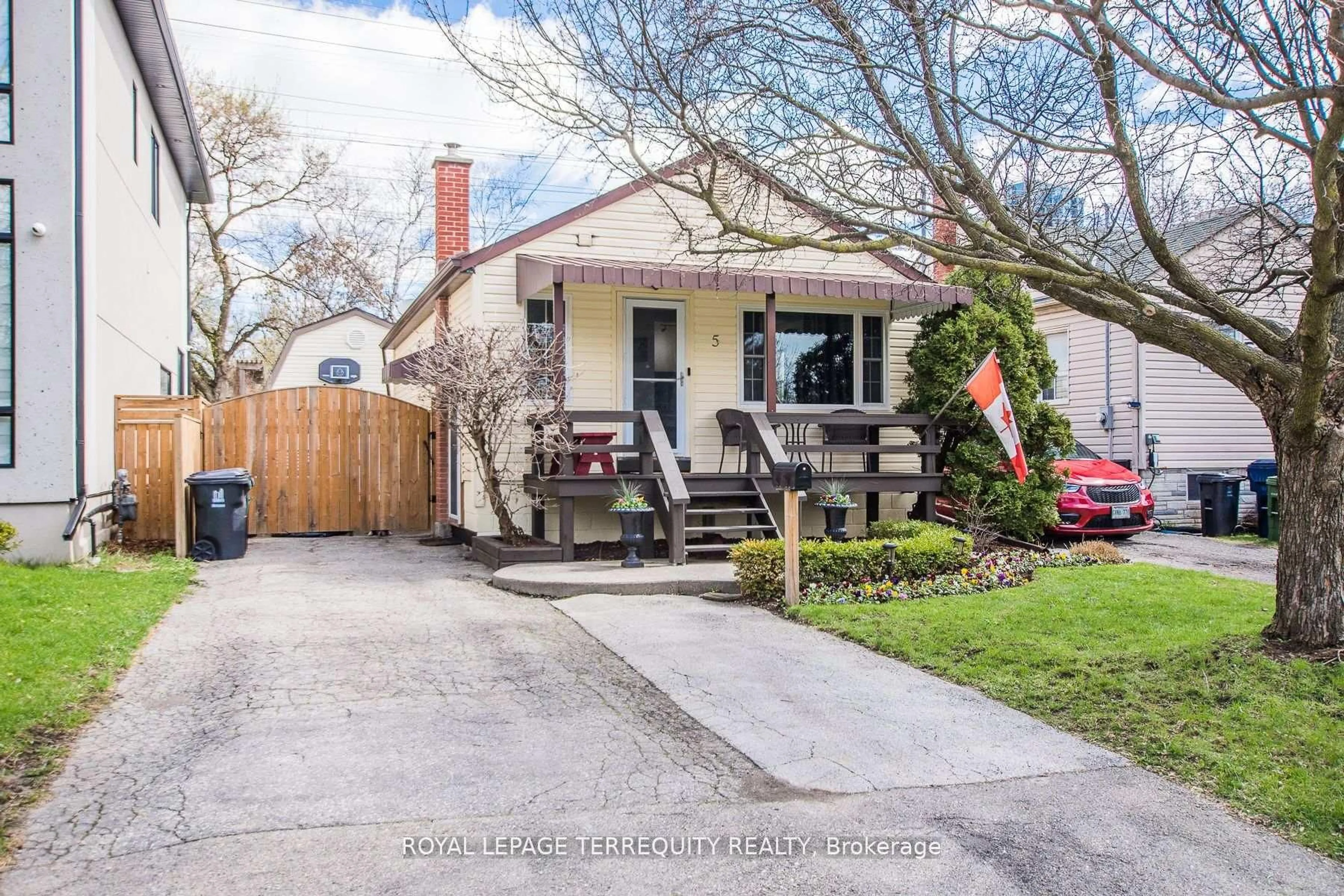 A pic from outside/outdoor area/front of a property/back of a property/a pic from drone, street for 5 Acorn Ave, Toronto Ontario M9B 3P7