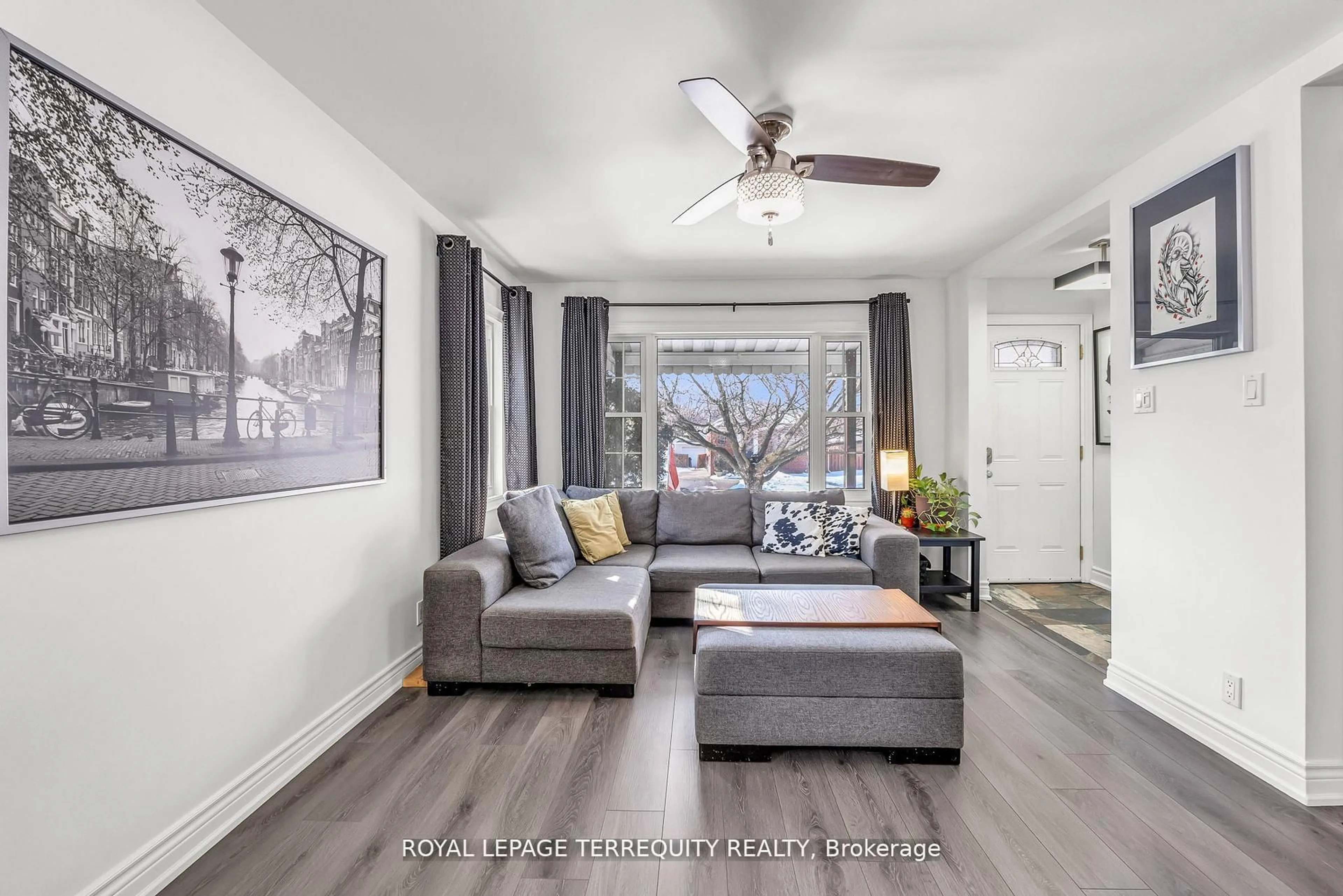 Living room with furniture, unknown for 5 Acorn Ave, Toronto Ontario M9B 3P7