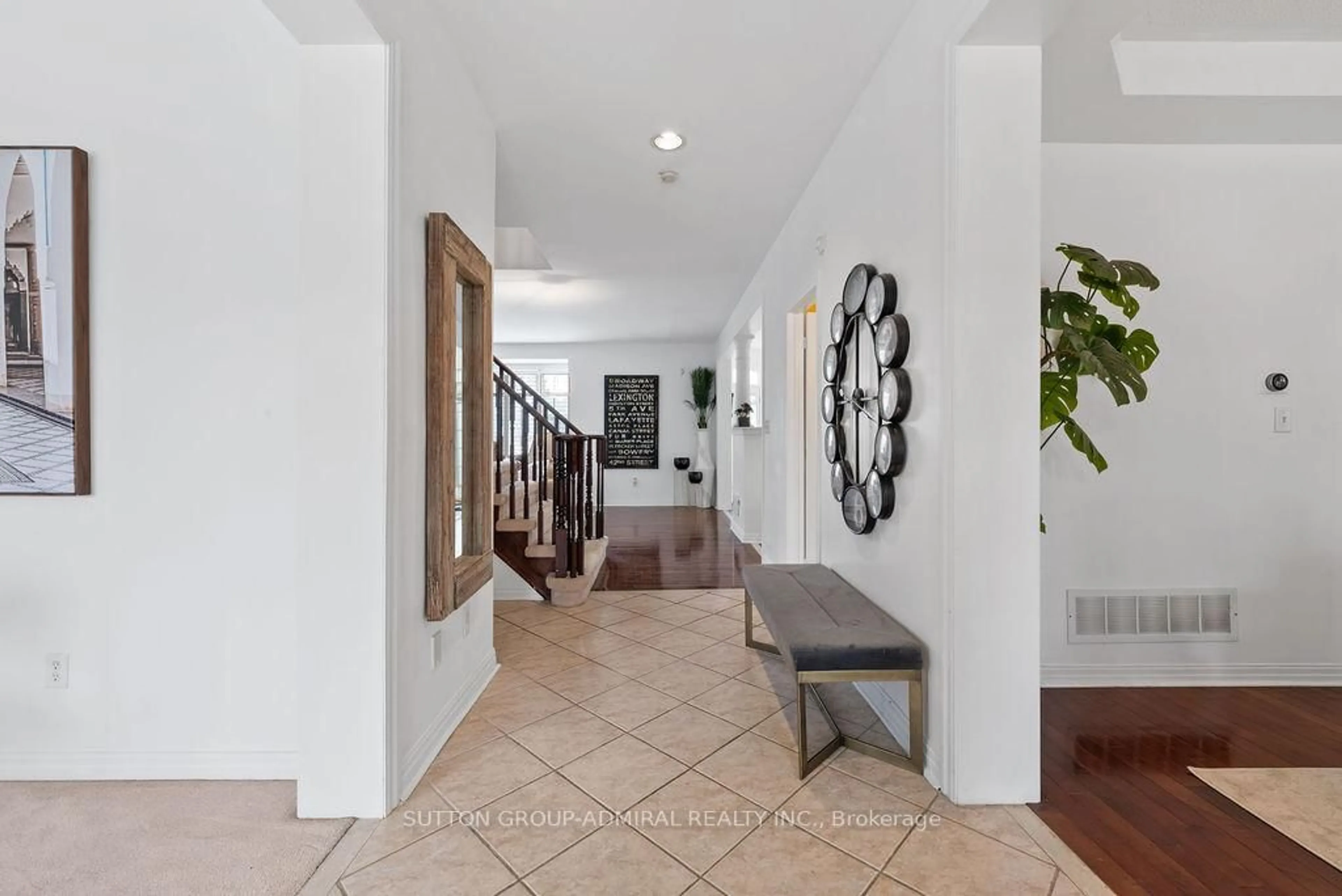 Indoor entryway for 5948 Chercover Crt, Burlington Ontario L7L 6T2