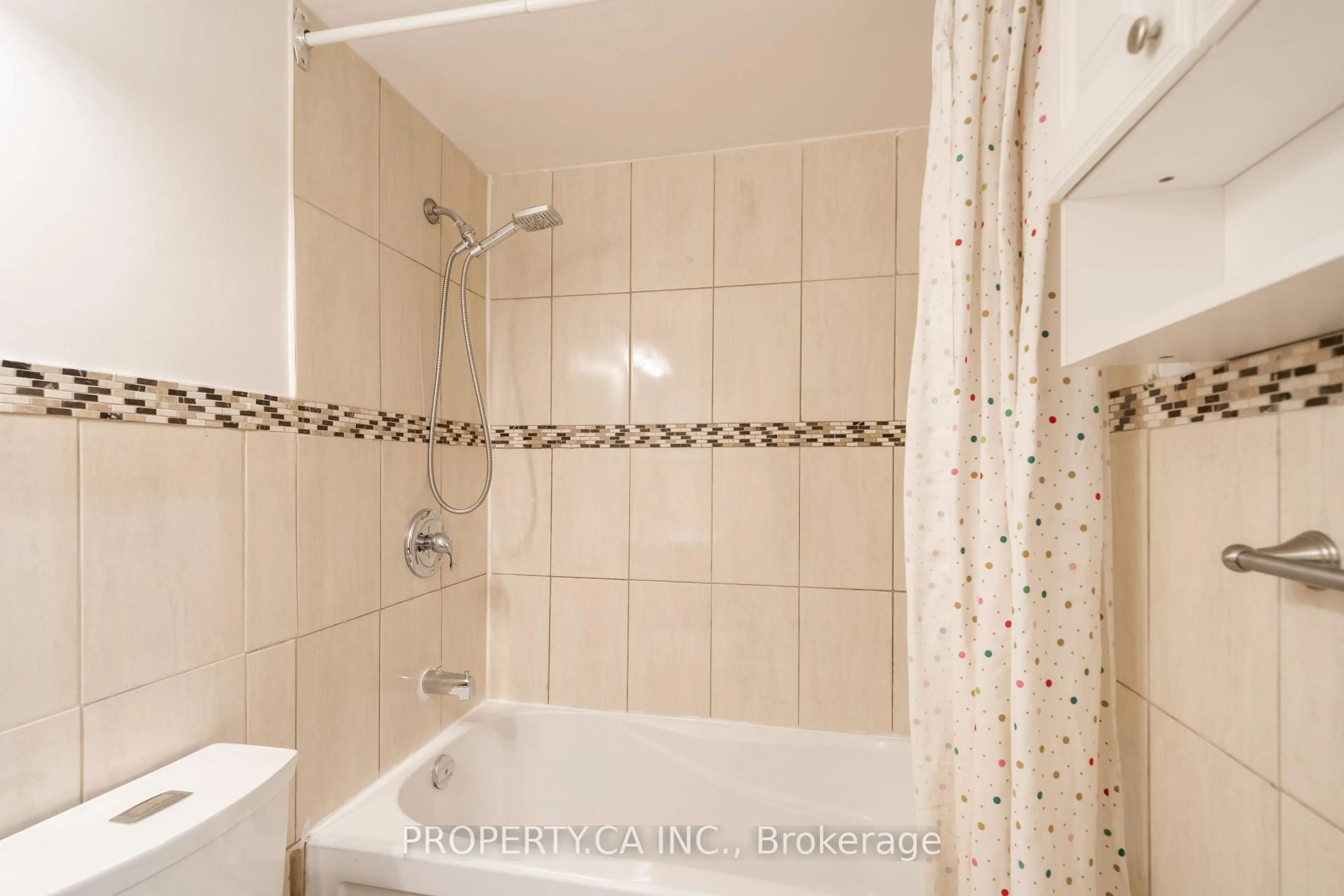 Standard bathroom, ceramic/tile floor for 455 Sentinel Rd #307, Toronto Ontario M3J 2T6
