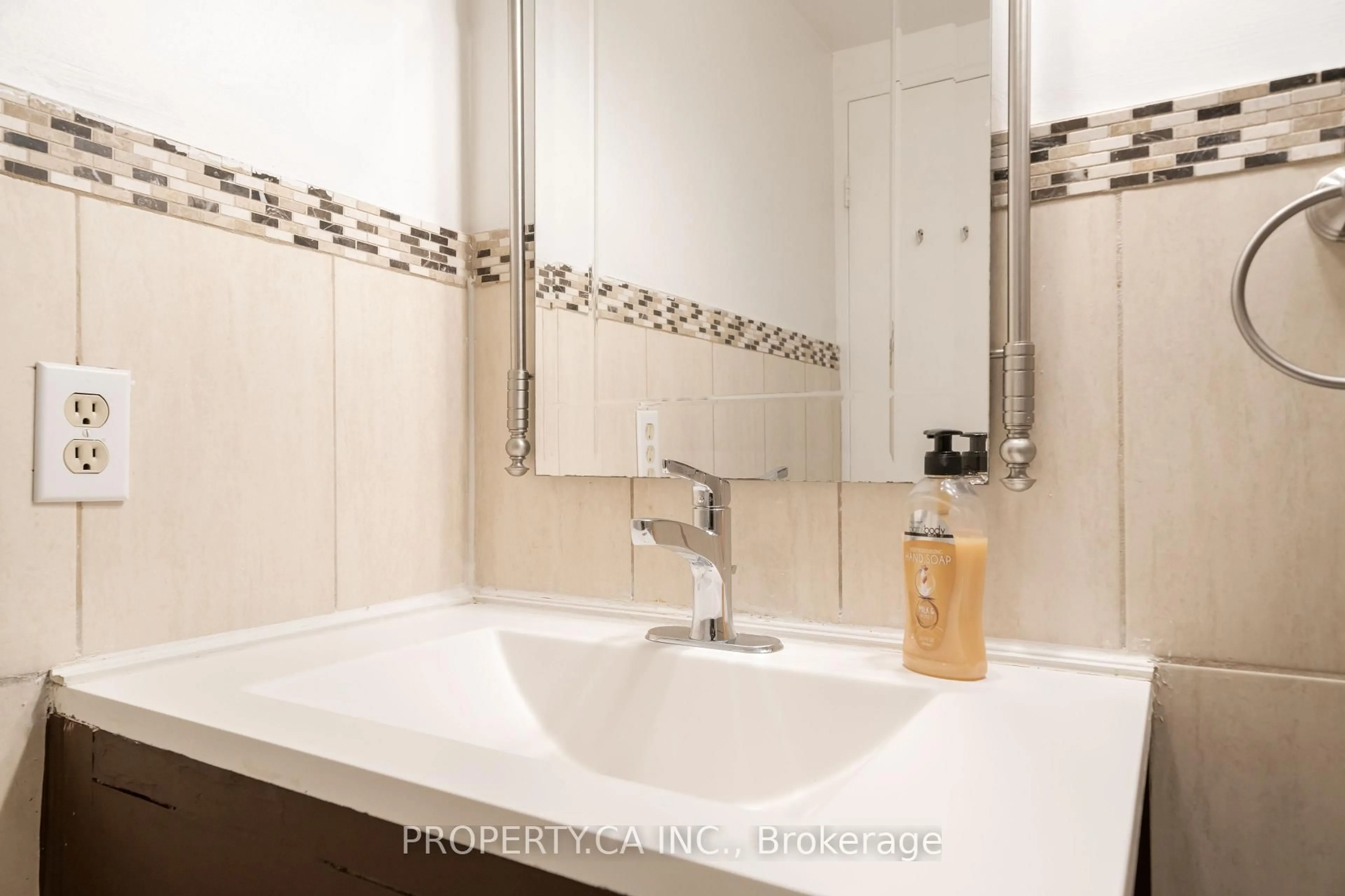 Standard bathroom, ceramic/tile floor for 455 Sentinel Rd #307, Toronto Ontario M3J 2T6