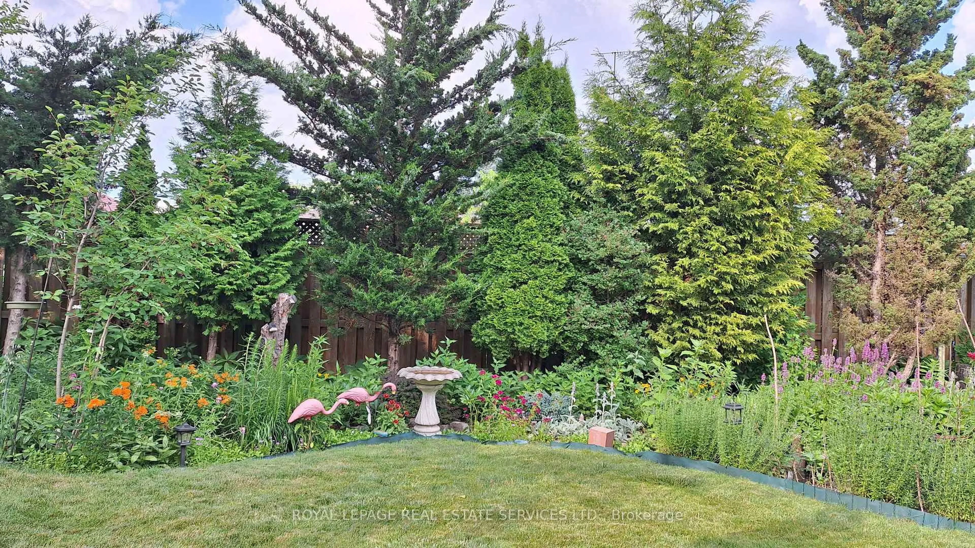Patio, forest/trees view for 1607 Ewald Rd, Mississauga Ontario L5G 4C4