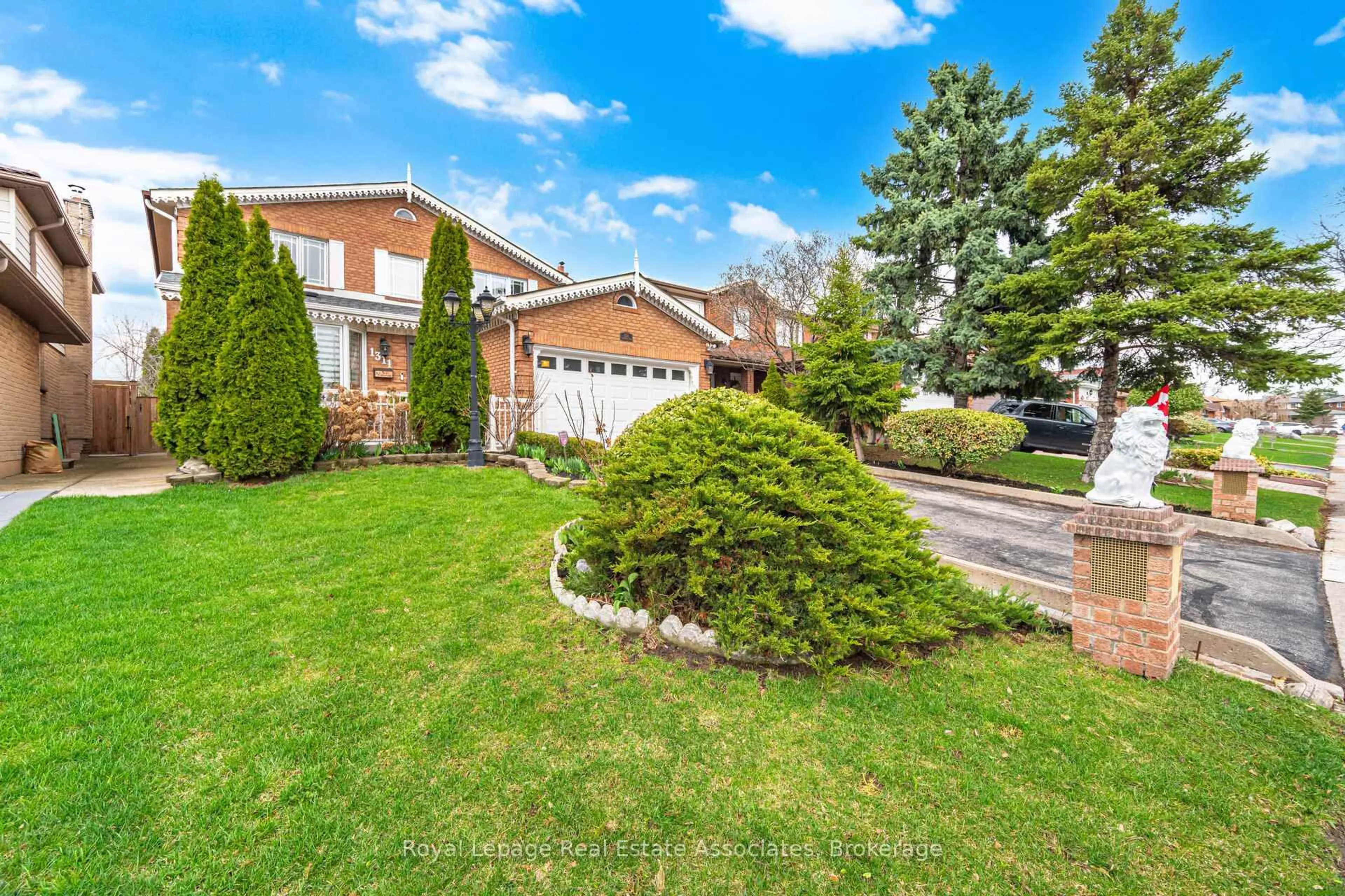 Unknown for 1311 Underwood Dr, Mississauga Ontario L4W 3M9