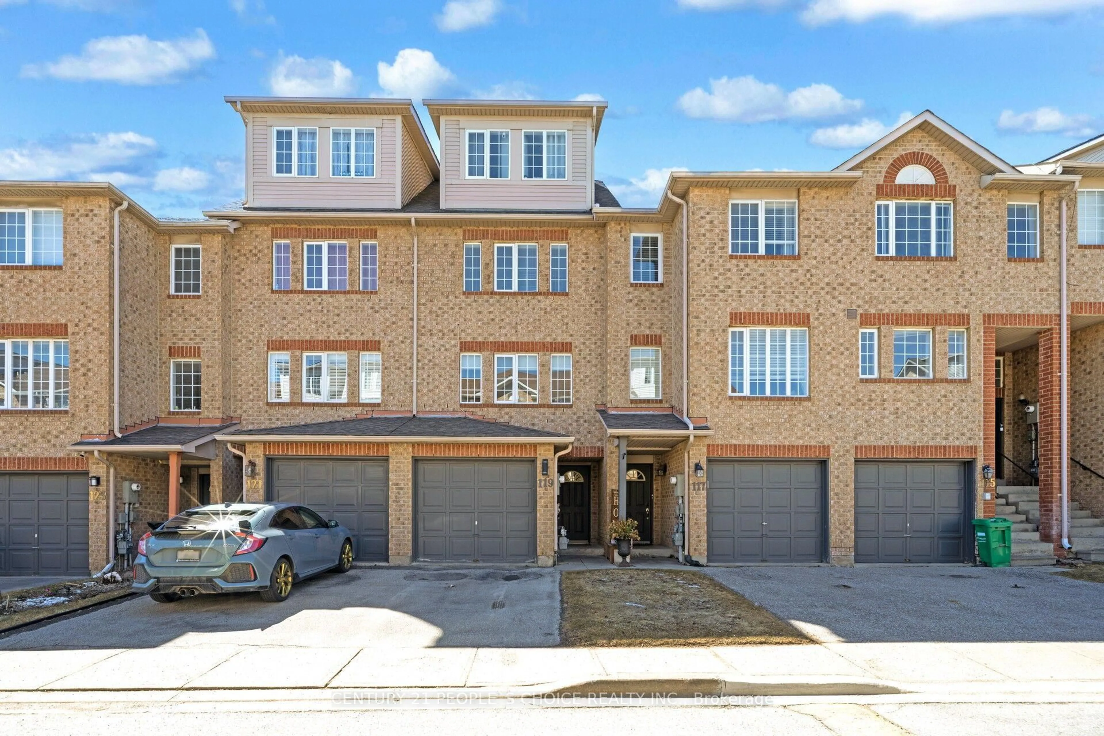 A pic from outside/outdoor area/front of a property/back of a property/a pic from drone, street for 119 Spadina Rd, Brampton Ontario L6X 4X6