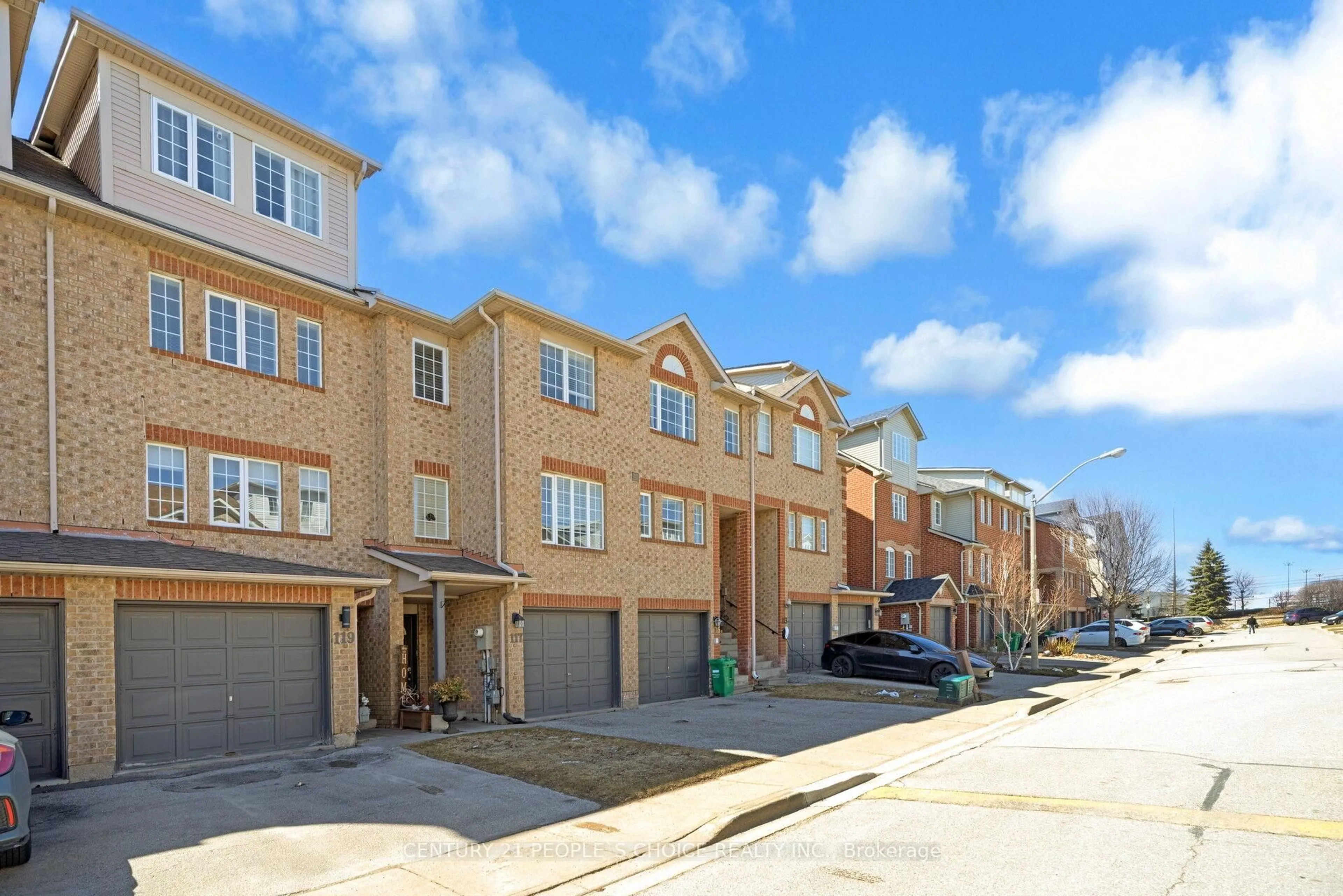 A pic from outside/outdoor area/front of a property/back of a property/a pic from drone, street for 119 Spadina Rd, Brampton Ontario L6X 4X6