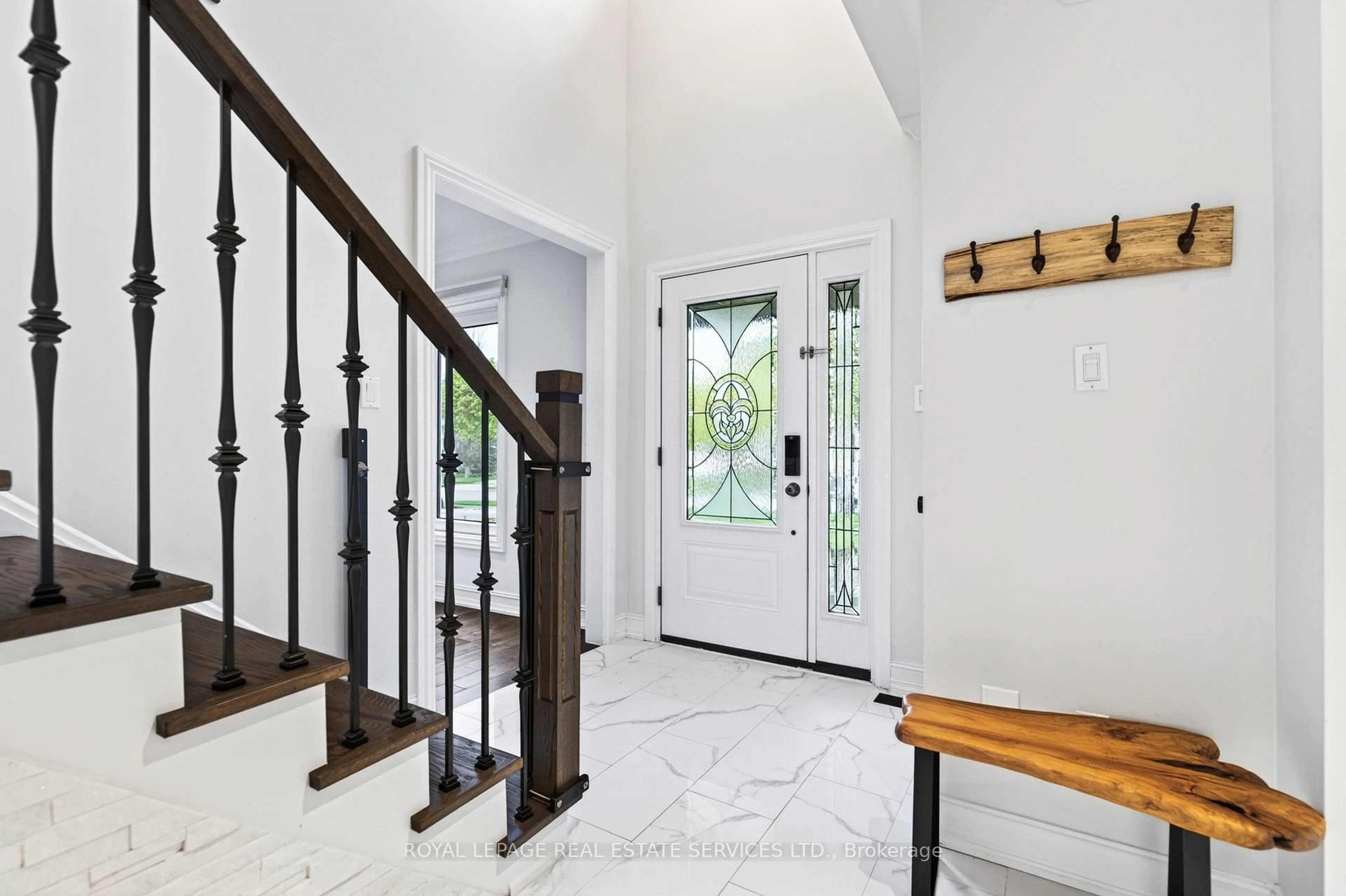 Indoor entryway for 280 Nottingham Dr, Oakville Ontario L6H 4H9
