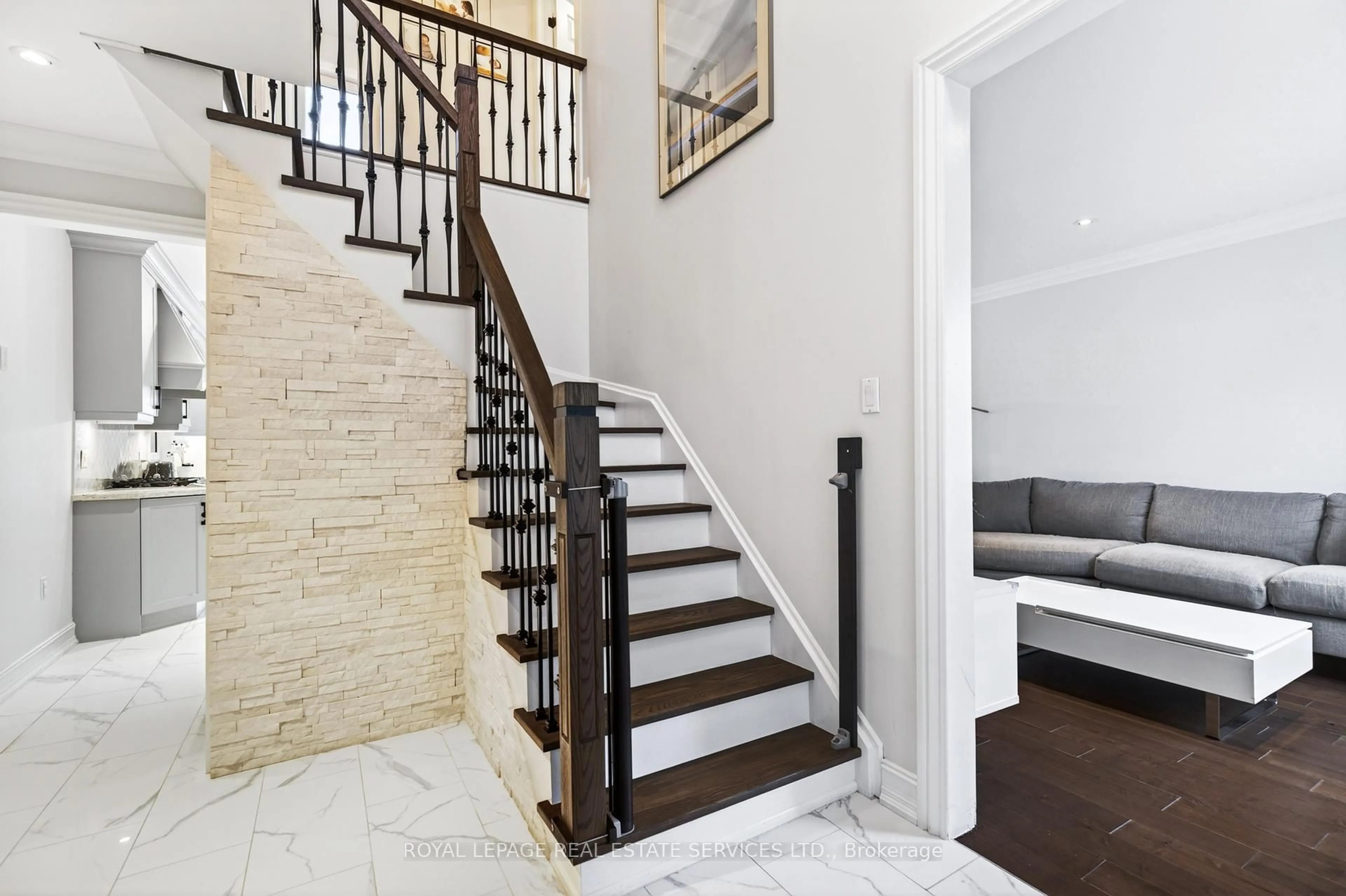 Stairs for 280 Nottingham Dr, Oakville Ontario L6H 4H9