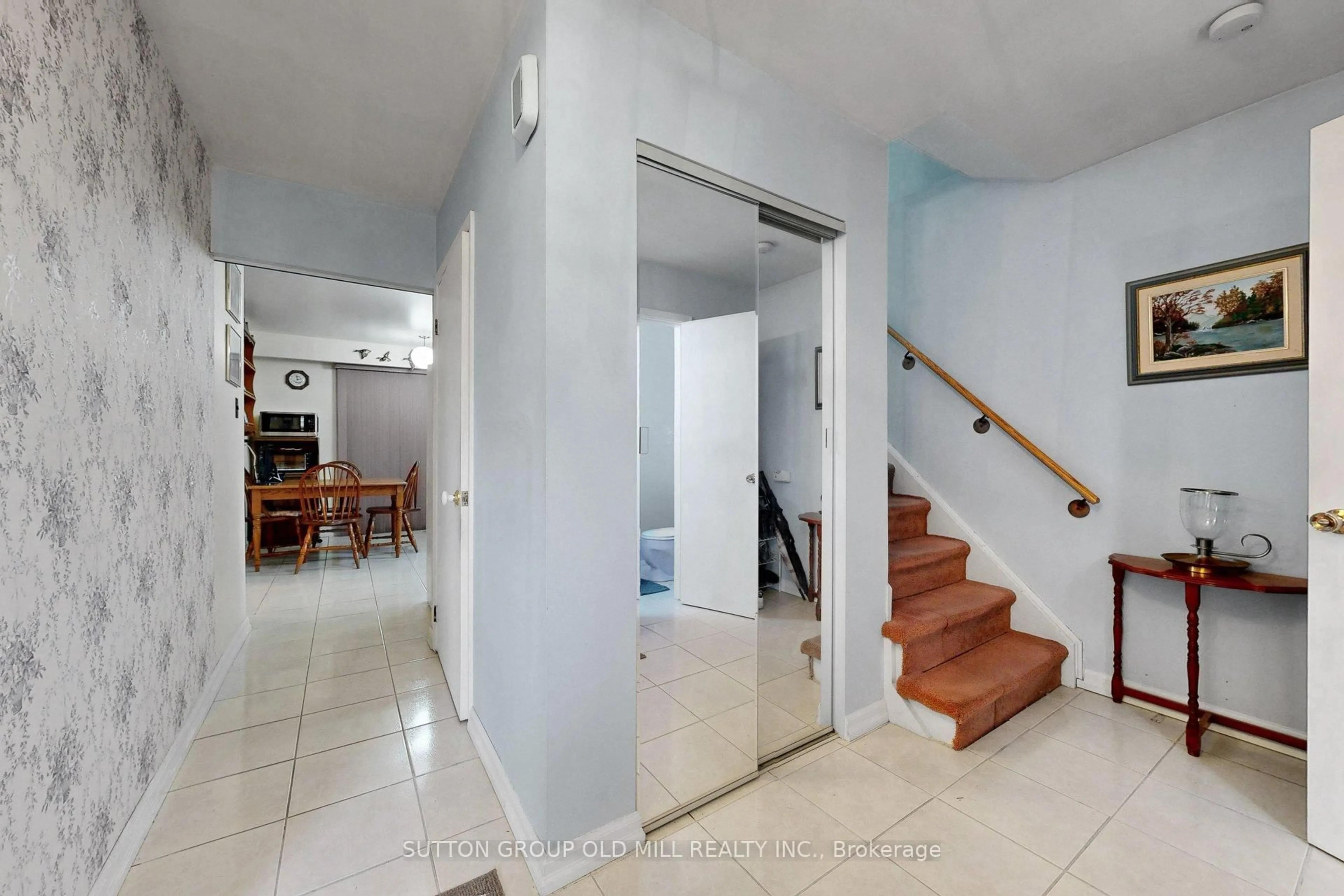 Indoor foyer for 659 Balmoral Dr, Brampton Ontario L6T 1W8