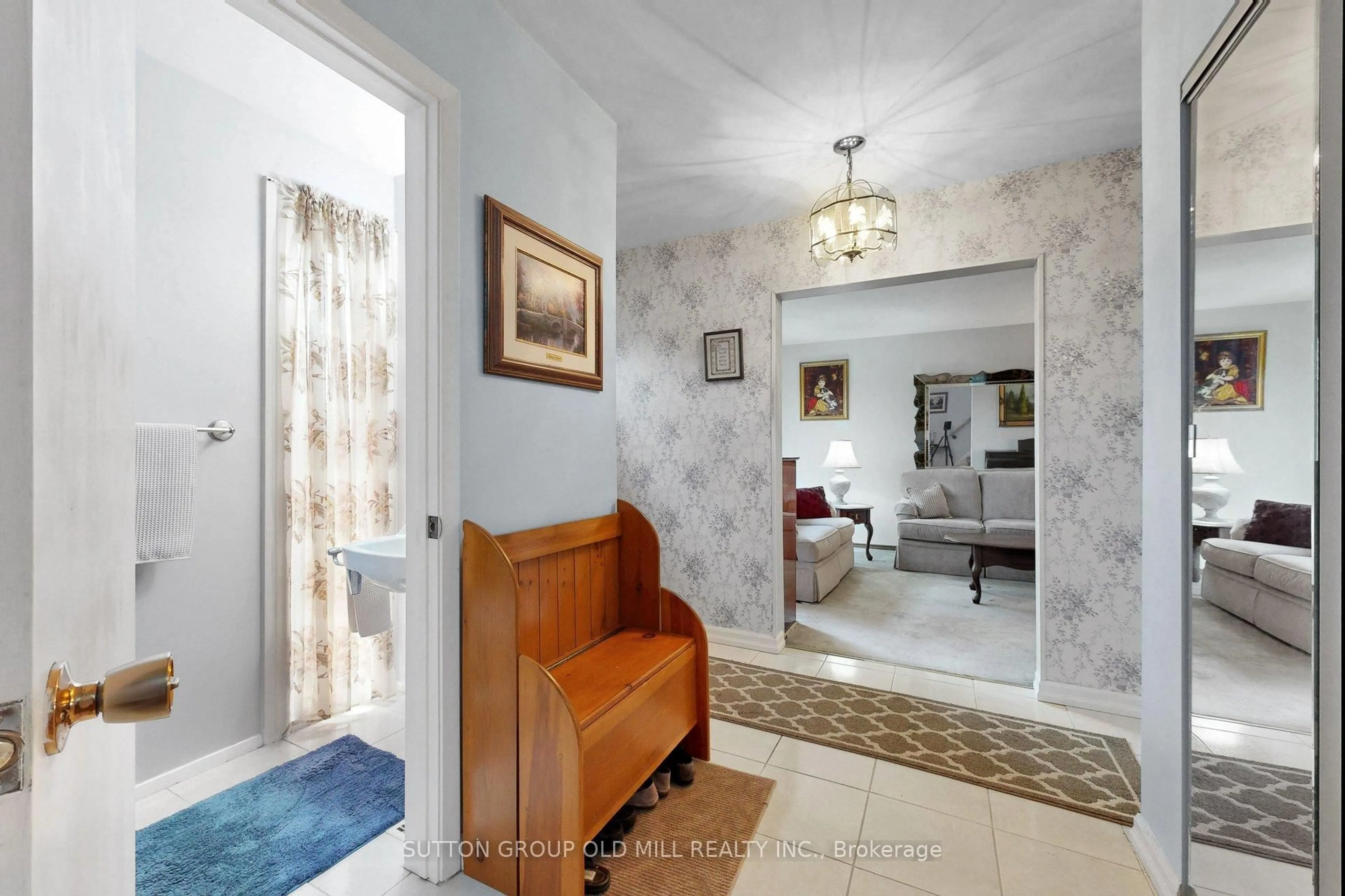 Indoor foyer for 659 Balmoral Dr, Brampton Ontario L6T 1W8