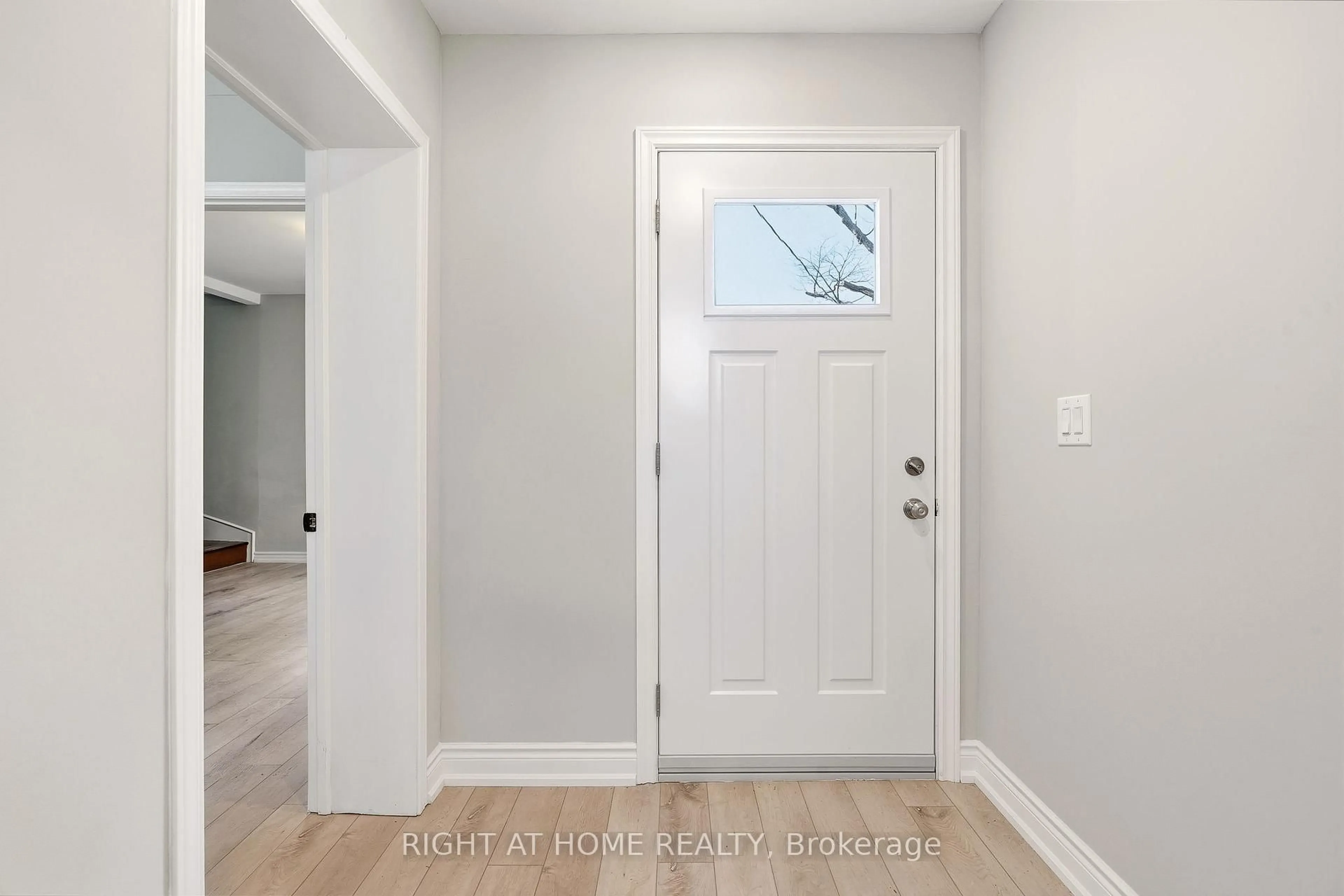 Indoor entryway for 204 Jasper St, Milton Ontario L9T 1T5