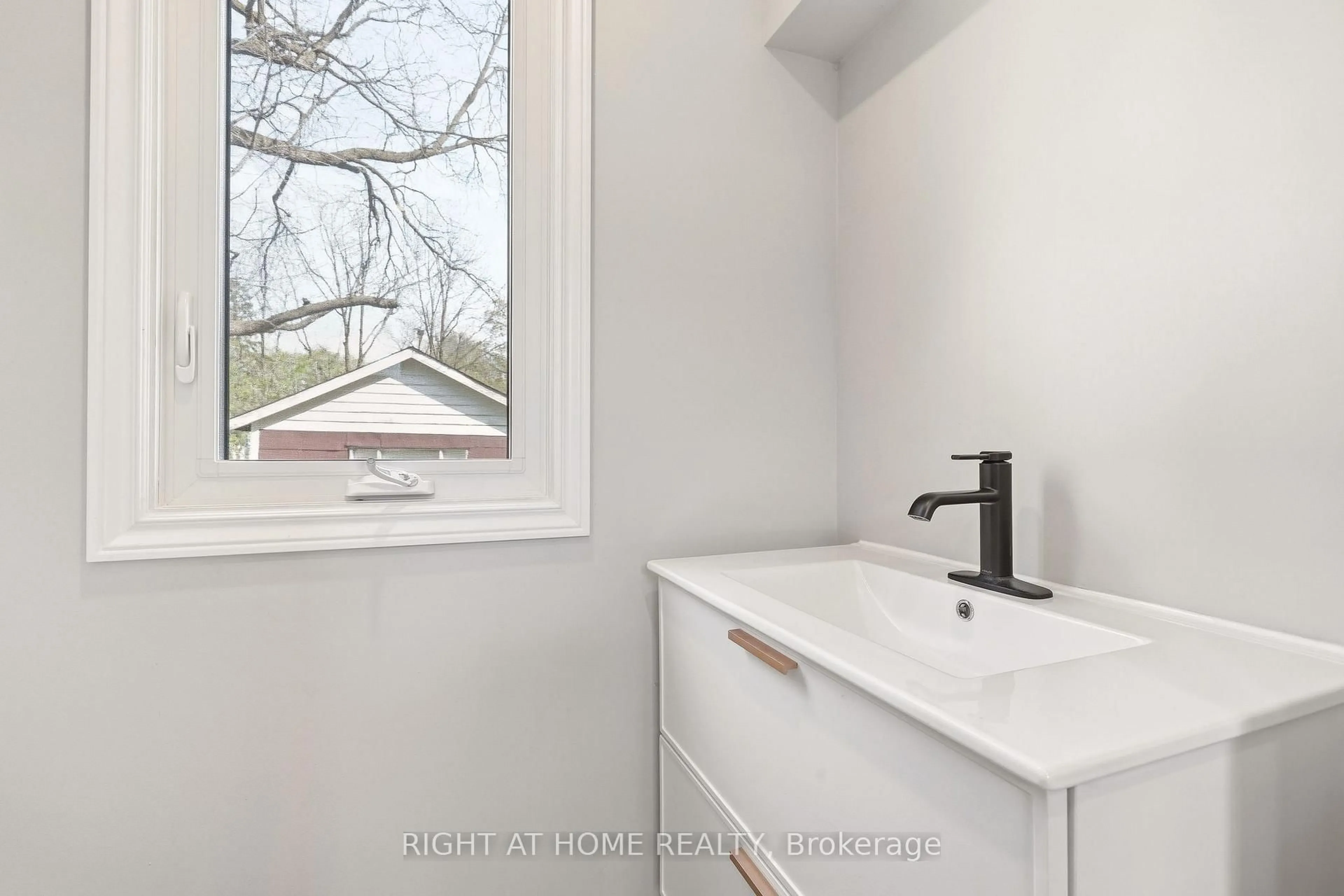 Standard bathroom, ceramic/tile floor for 204 Jasper St, Milton Ontario L9T 1T5