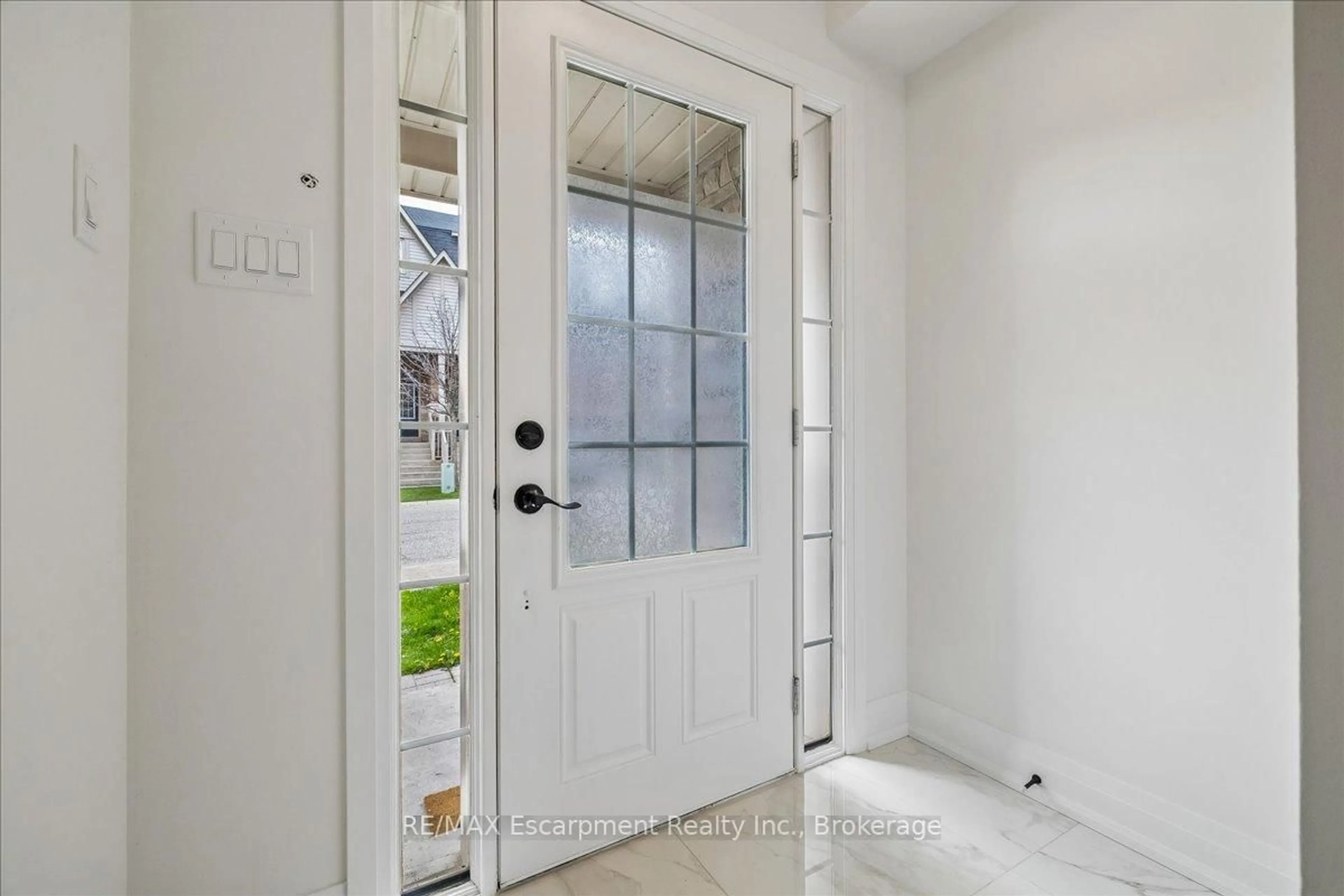 Indoor entryway for 2171 Fiddlers Way #36, Oakville Ontario L6M 0R9