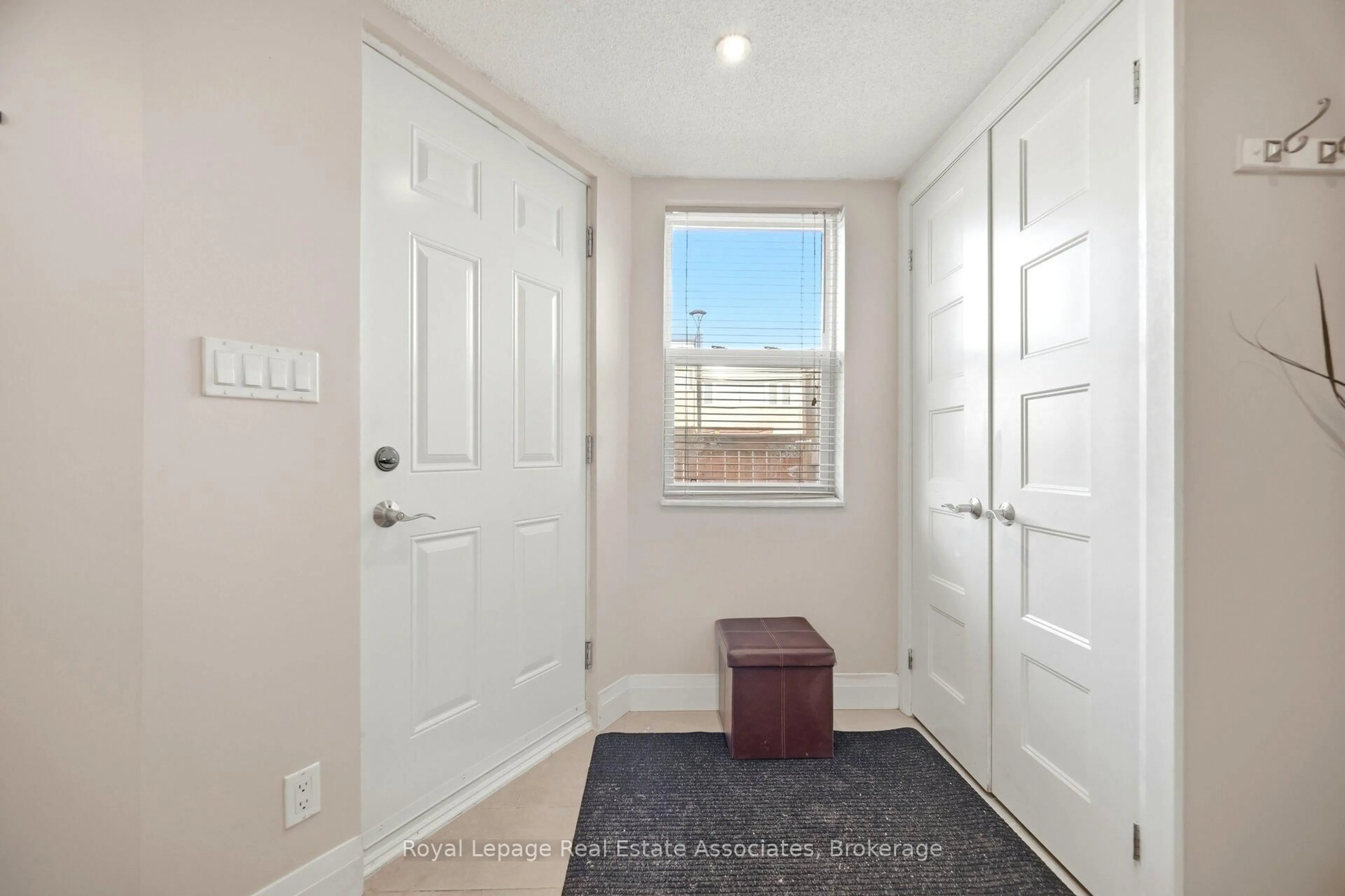 Indoor entryway for 1055 Dundas St #222, Mississauga Ontario L4Y 3X6