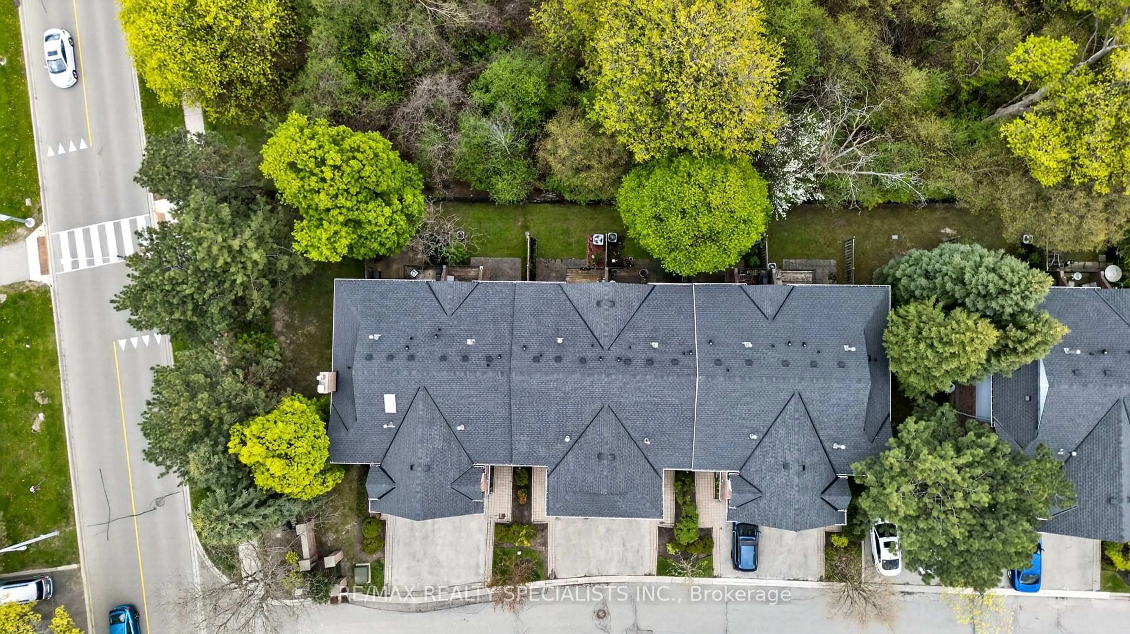 A pic from outside/outdoor area/front of a property/back of a property/a pic from drone, street for 50 Lancewood Cres #43, Brampton Ontario L6S 5Y6