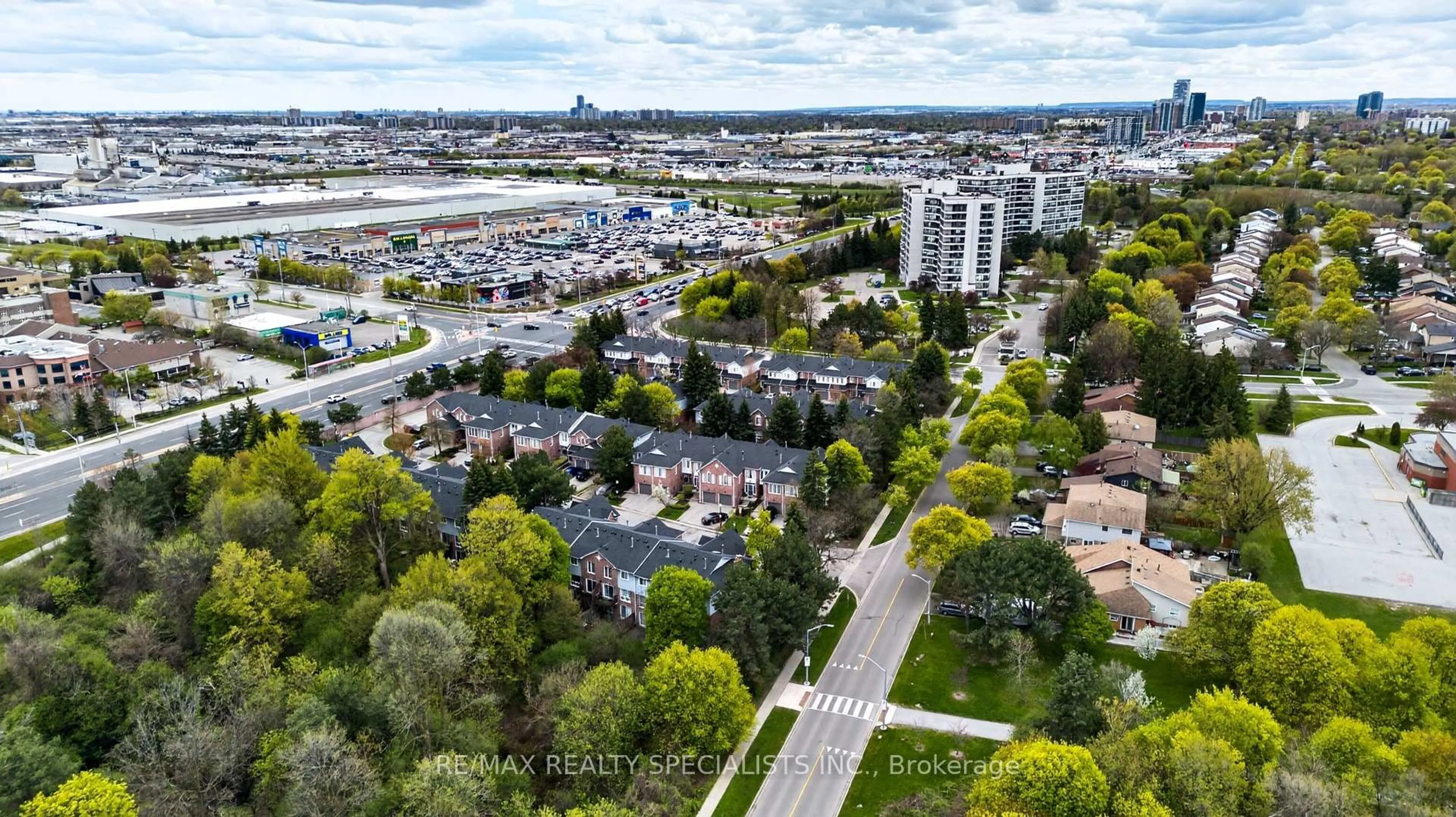A pic from outside/outdoor area/front of a property/back of a property/a pic from drone, city buildings view from balcony for 50 Lancewood Cres #43, Brampton Ontario L6S 5Y6