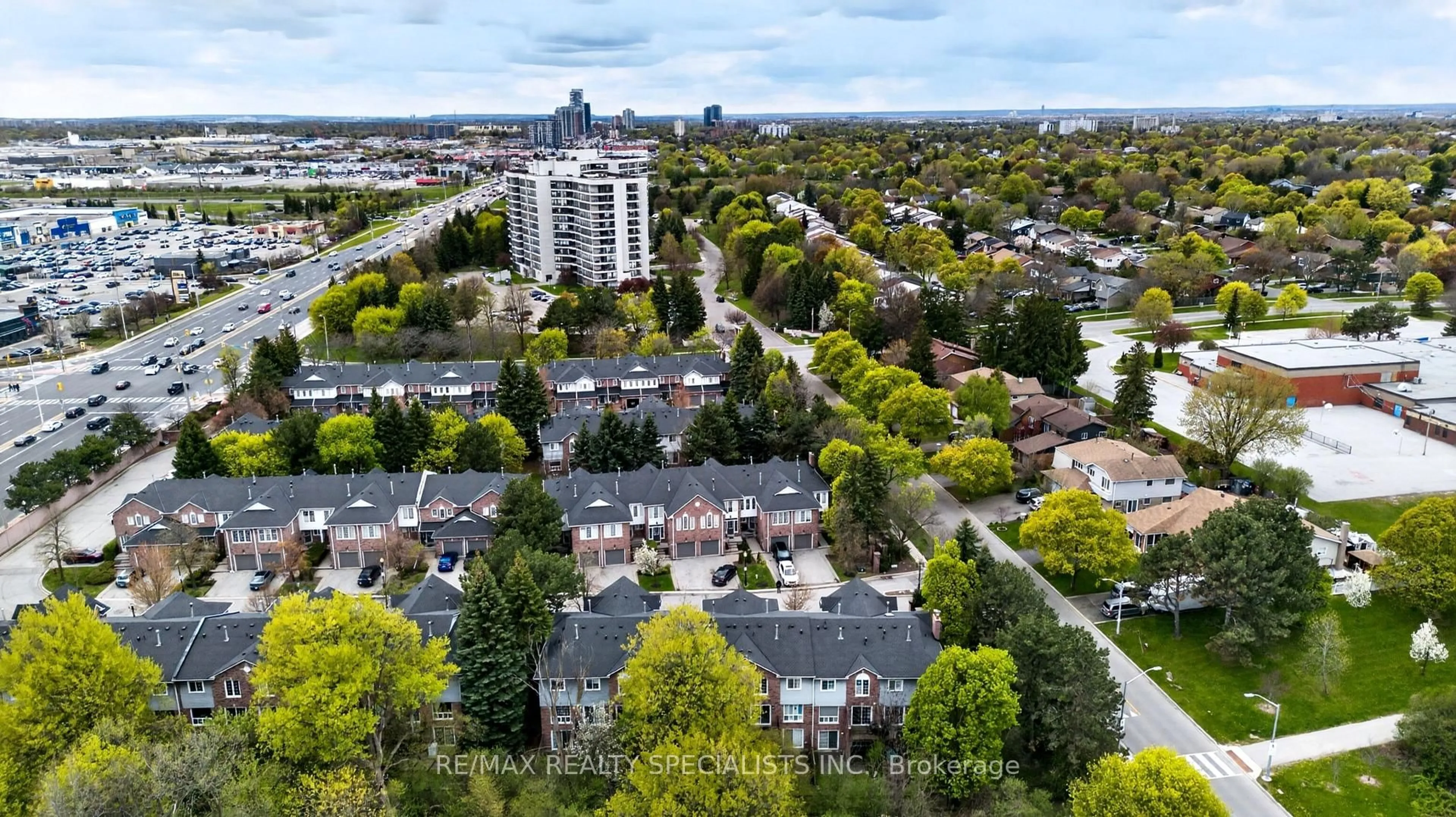 A pic from outside/outdoor area/front of a property/back of a property/a pic from drone, city buildings view from balcony for 50 Lancewood Cres #43, Brampton Ontario L6S 5Y6