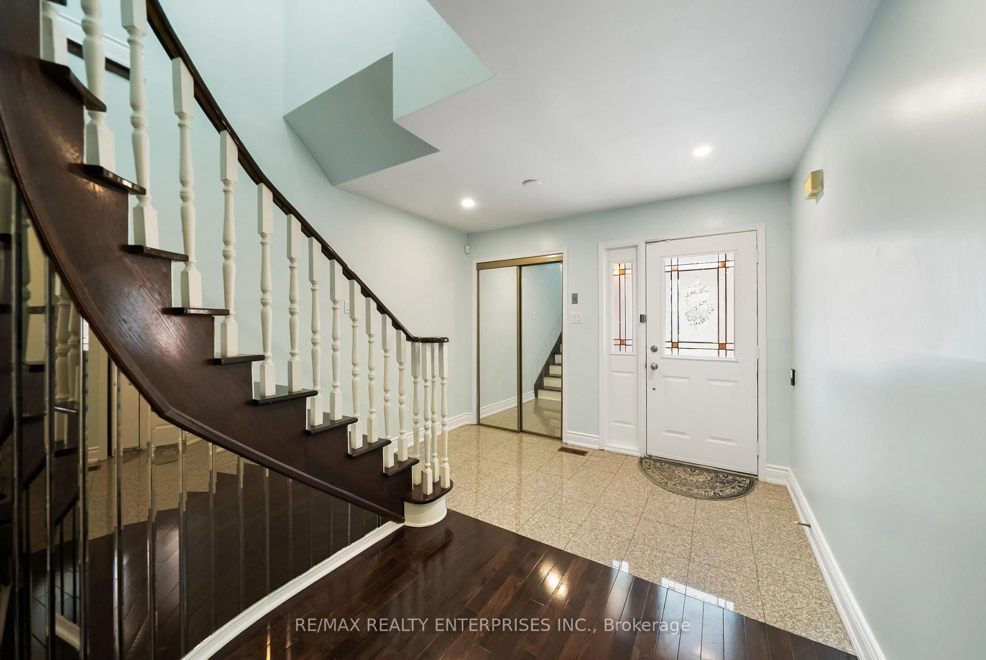 Indoor foyer for 4579 Tribal Crt, Mississauga Ontario L4Z 2R1