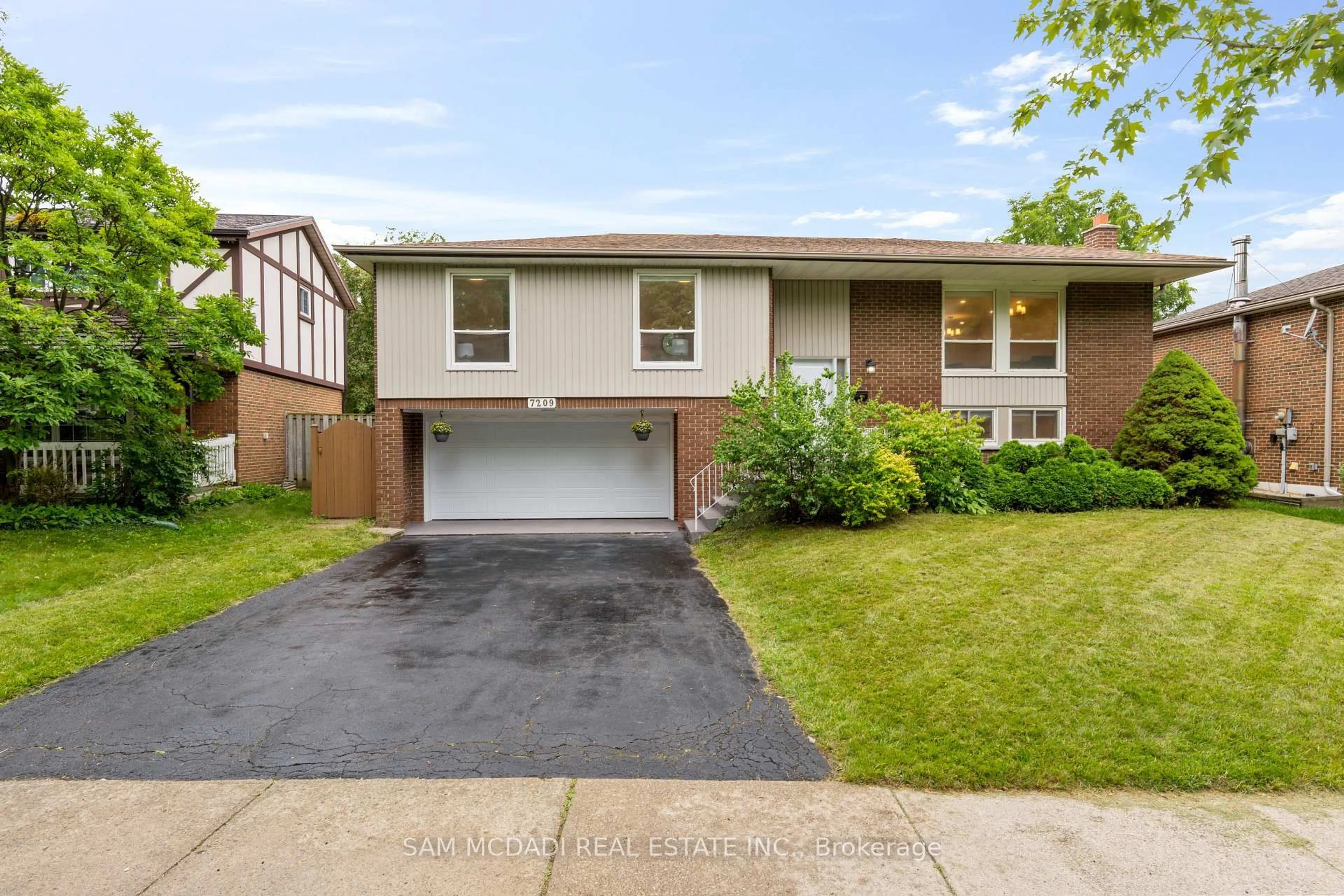 Home with vinyl exterior material, street for 7209 Fayette Circ, Mississauga Ontario L5N 1Y5