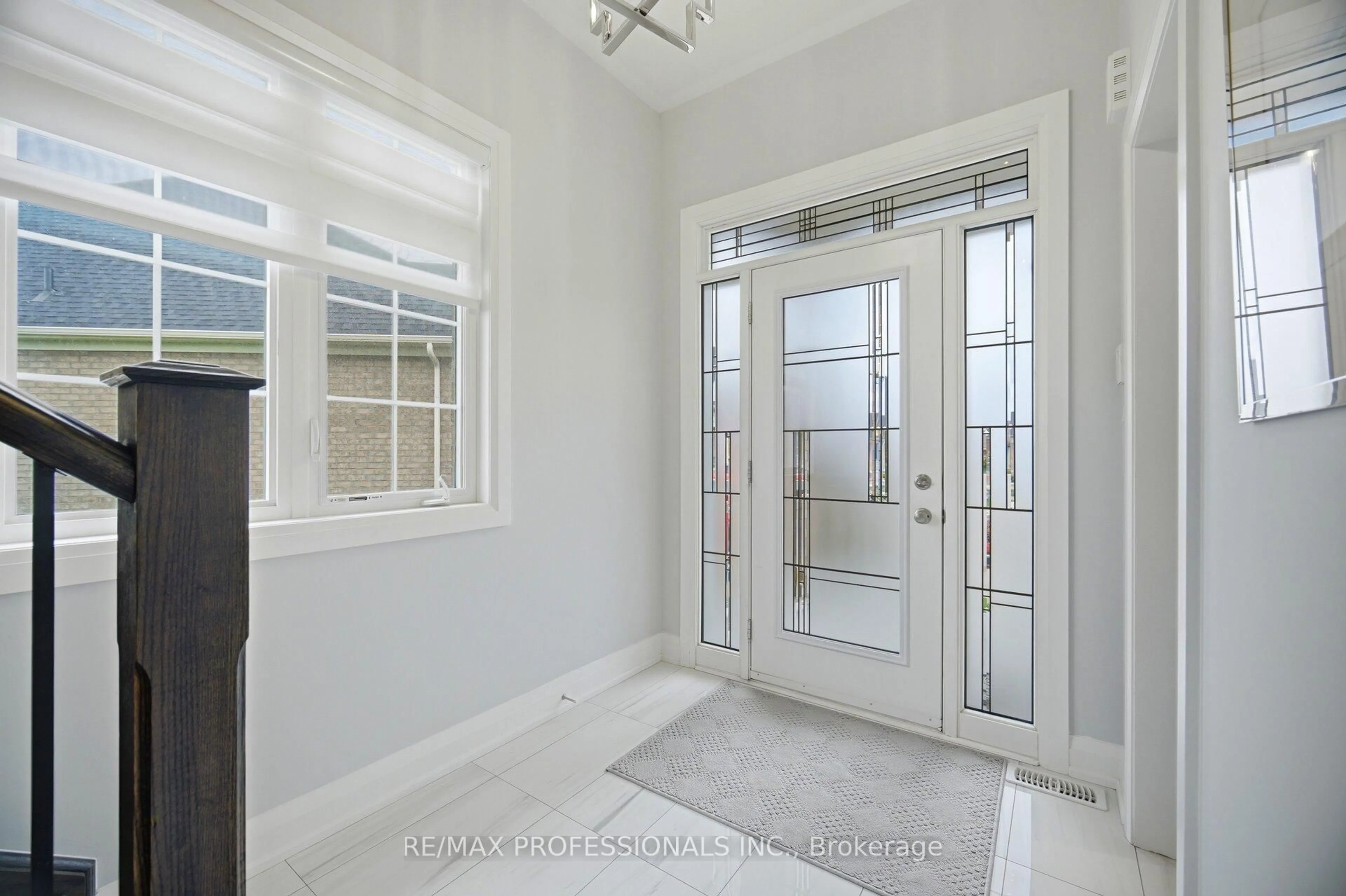 Indoor entryway for 40 Bluestone Cres, Brampton Ontario L6R 4B8