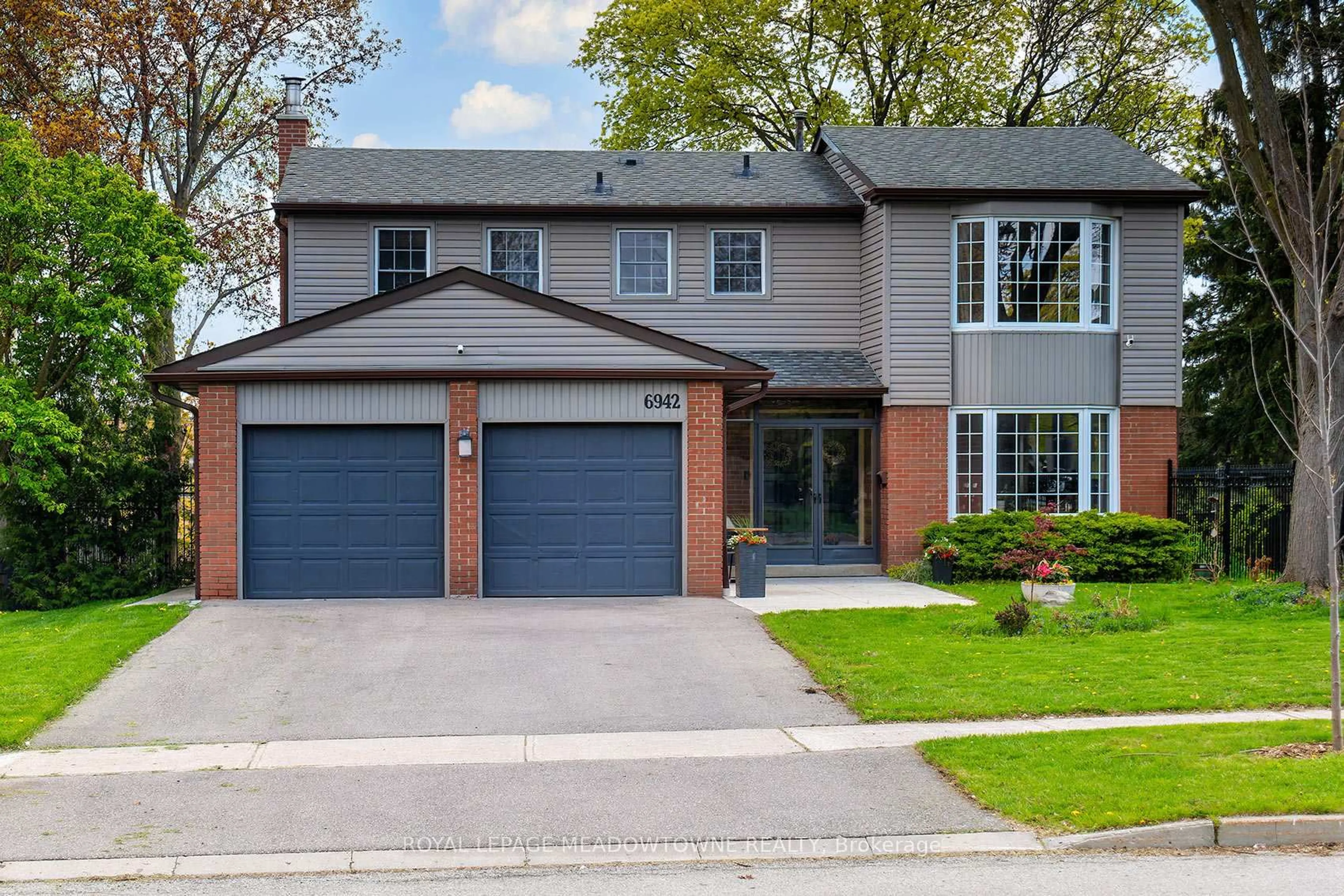 Home with brick exterior material, street for 6942 Barrisdale Dr, Mississauga Ontario L5N 2H4