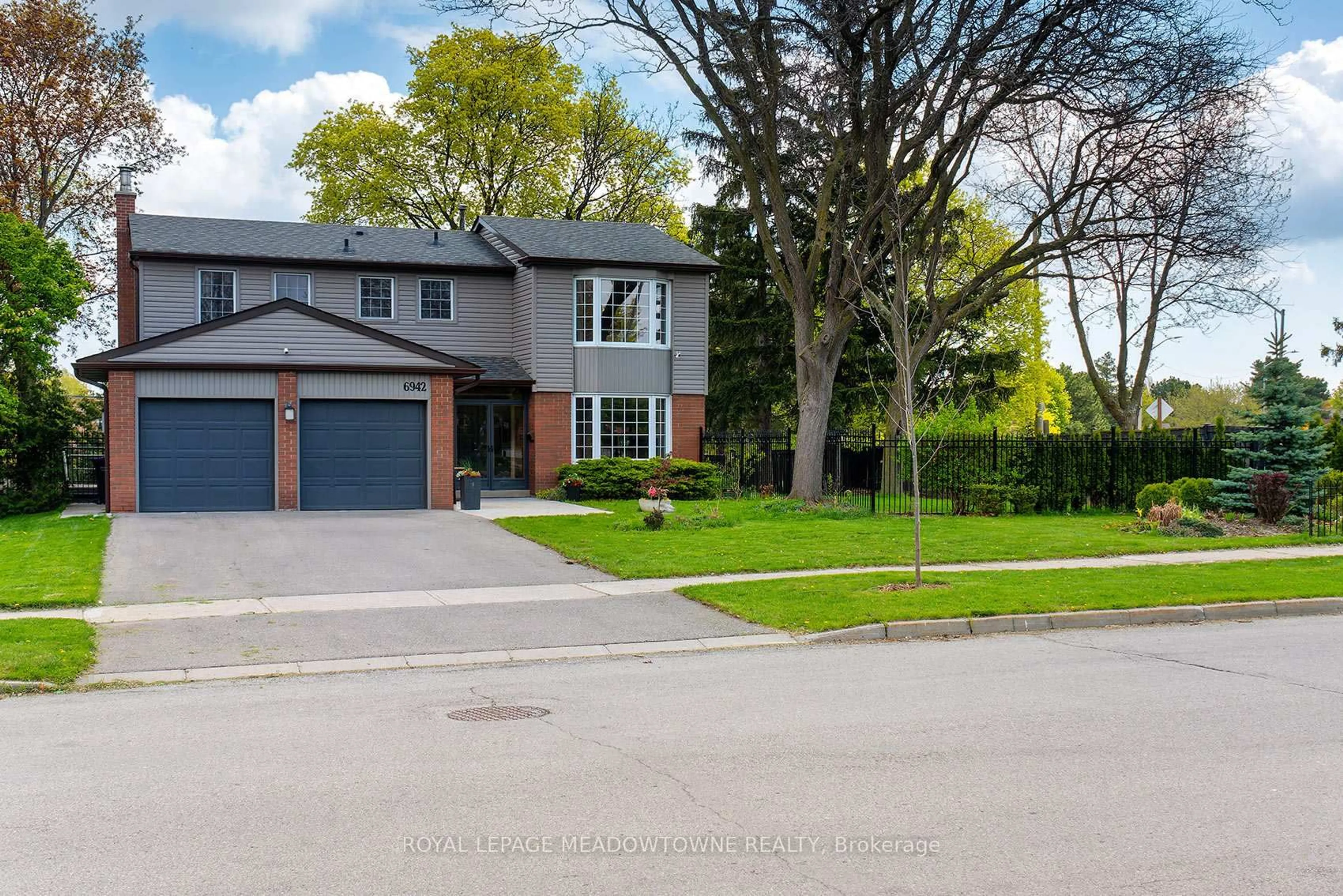 Home with brick exterior material, street for 6942 Barrisdale Dr, Mississauga Ontario L5N 2H4