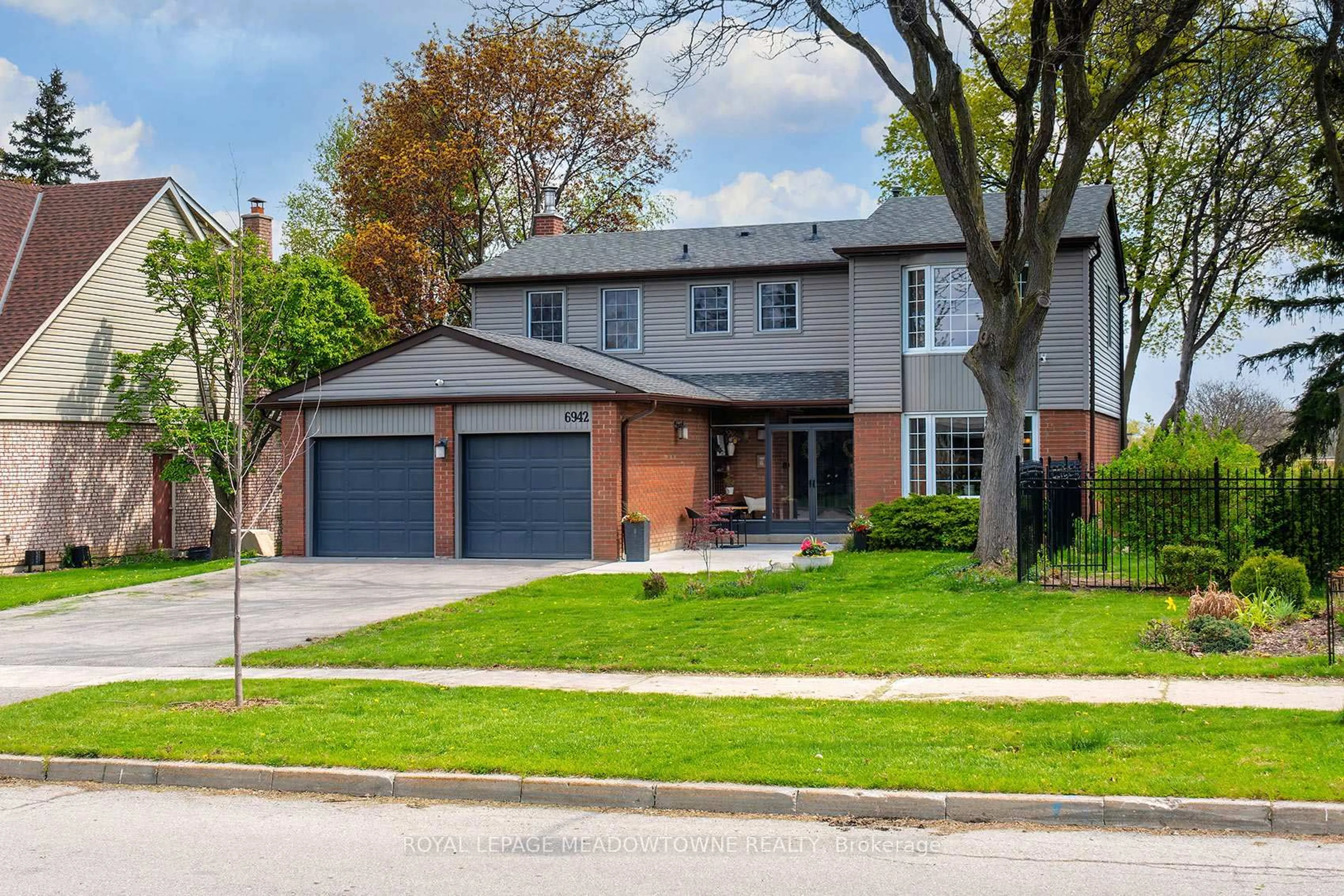 Home with brick exterior material, street for 6942 Barrisdale Dr, Mississauga Ontario L5N 2H4