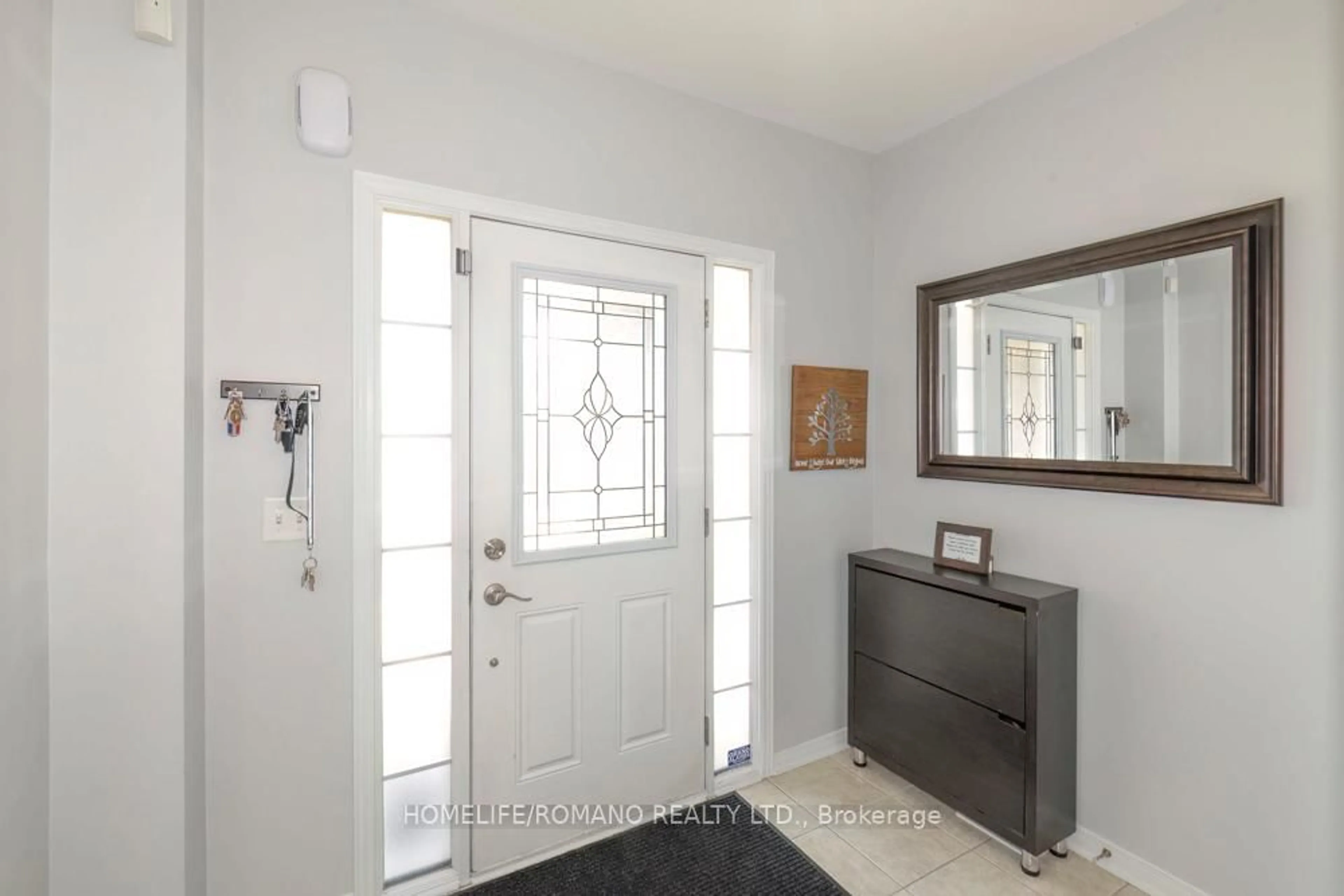 Indoor entryway for 31 Davenhill Rd, Brampton Ontario L6P 3E1