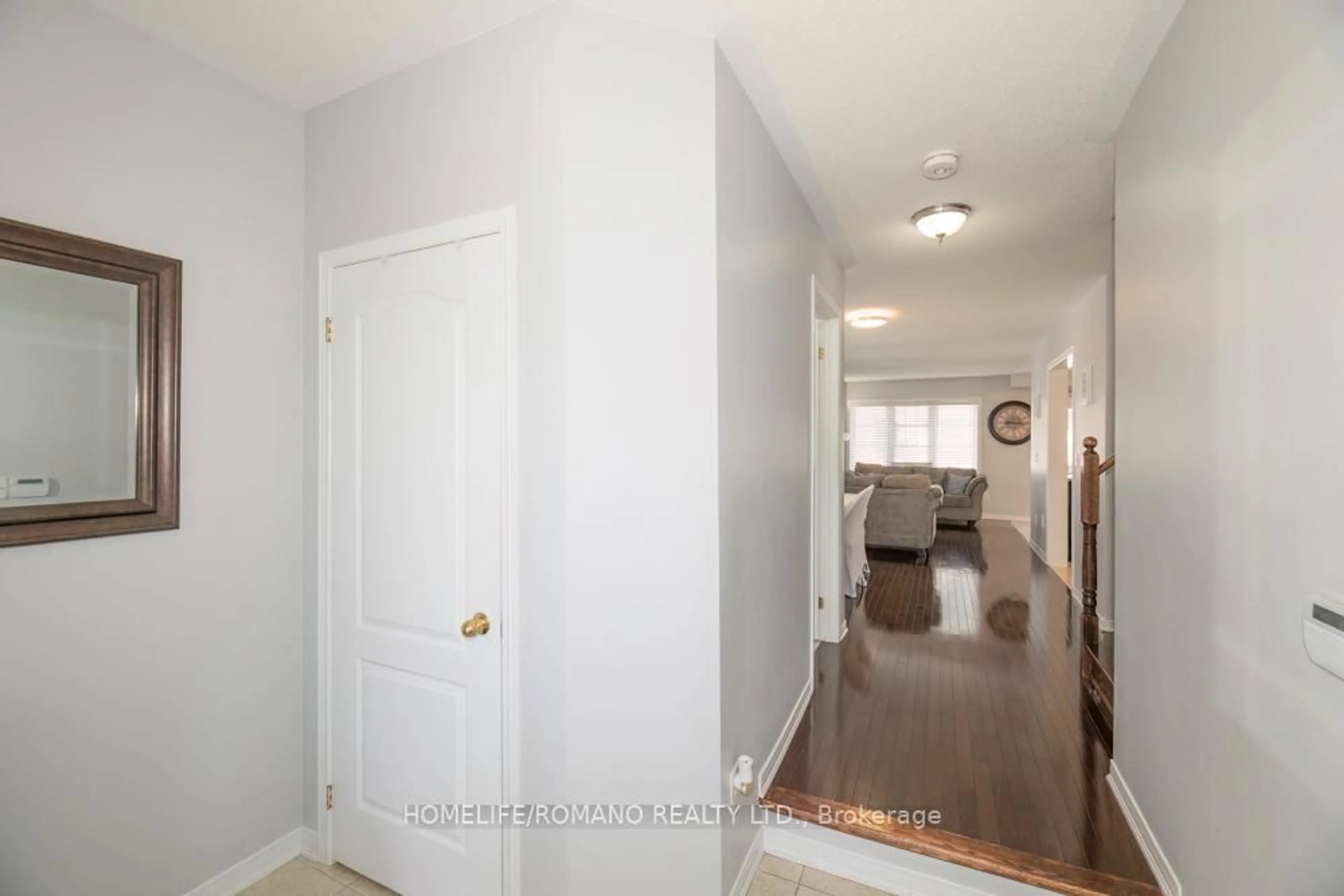 Indoor entryway for 31 Davenhill Rd, Brampton Ontario L6P 3E1