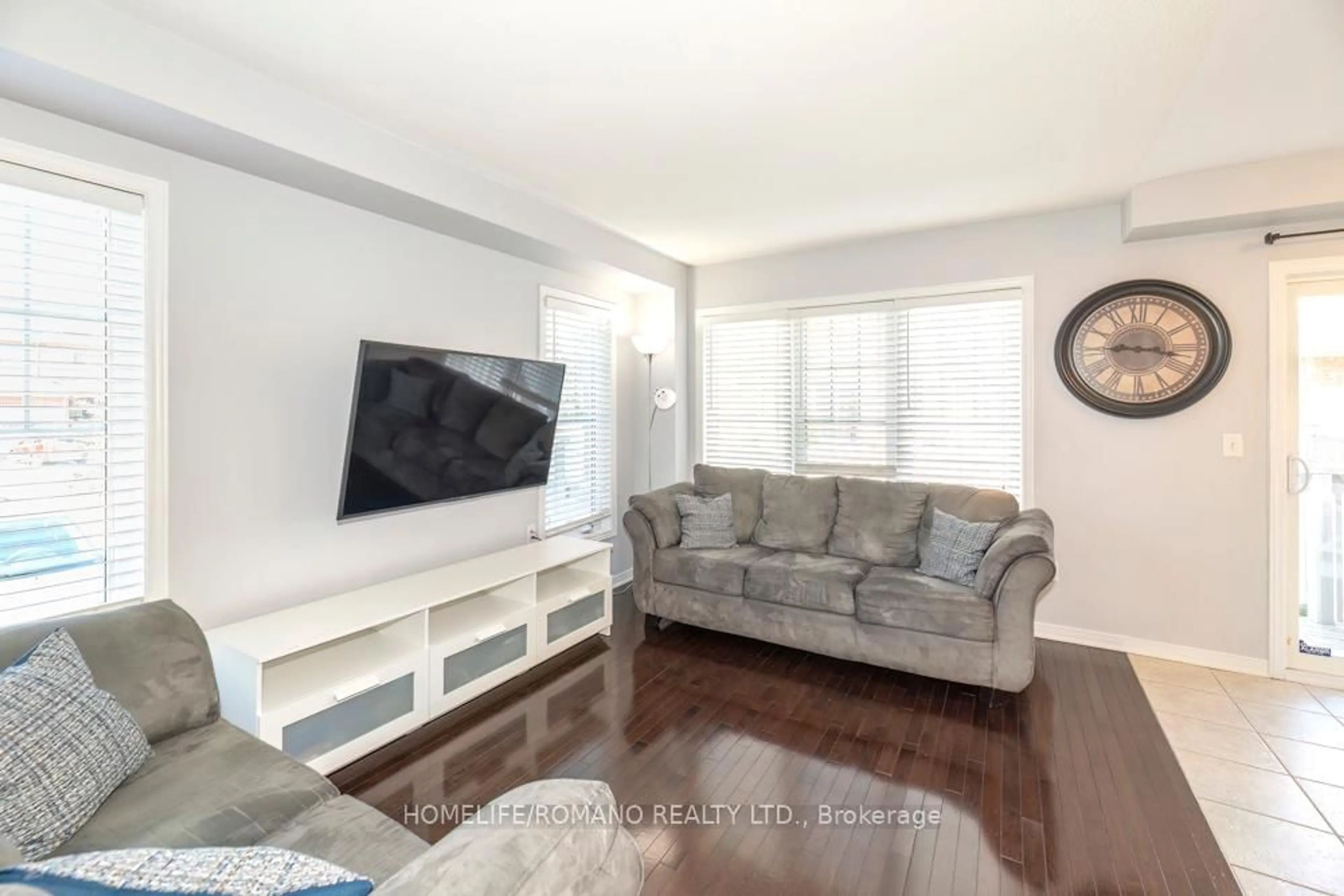 Living room with furniture, unknown for 31 Davenhill Rd, Brampton Ontario L6P 3E1